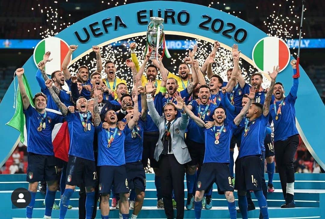 マルコ・ボリエッロのインスタグラム：「Grazie Ragazzi 🇮🇹♥️🏆 #campionideuropa #forzaitalia #forzaazzurri」