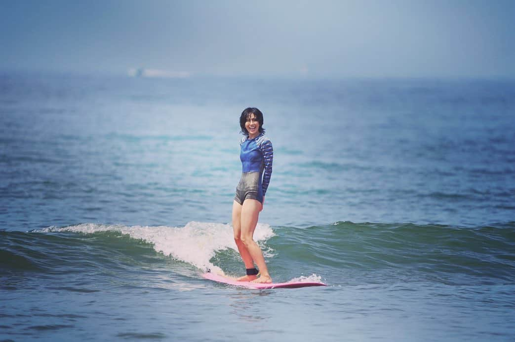 長谷川理恵さんのインスタグラム写真 - (長谷川理恵Instagram)「夏が始まるよー🍉 リラックスサーフィン 心地良すぎて この顔になっちゃうよね  鎌倉のお仲間 いつもありがとう🥰  #リラックス#癒し#海#ロングボード#鎌倉#サーフ#smile#sun#wave#surf  photo by @nariphoto.surf」7月12日 8時35分 - rie_hasegawa