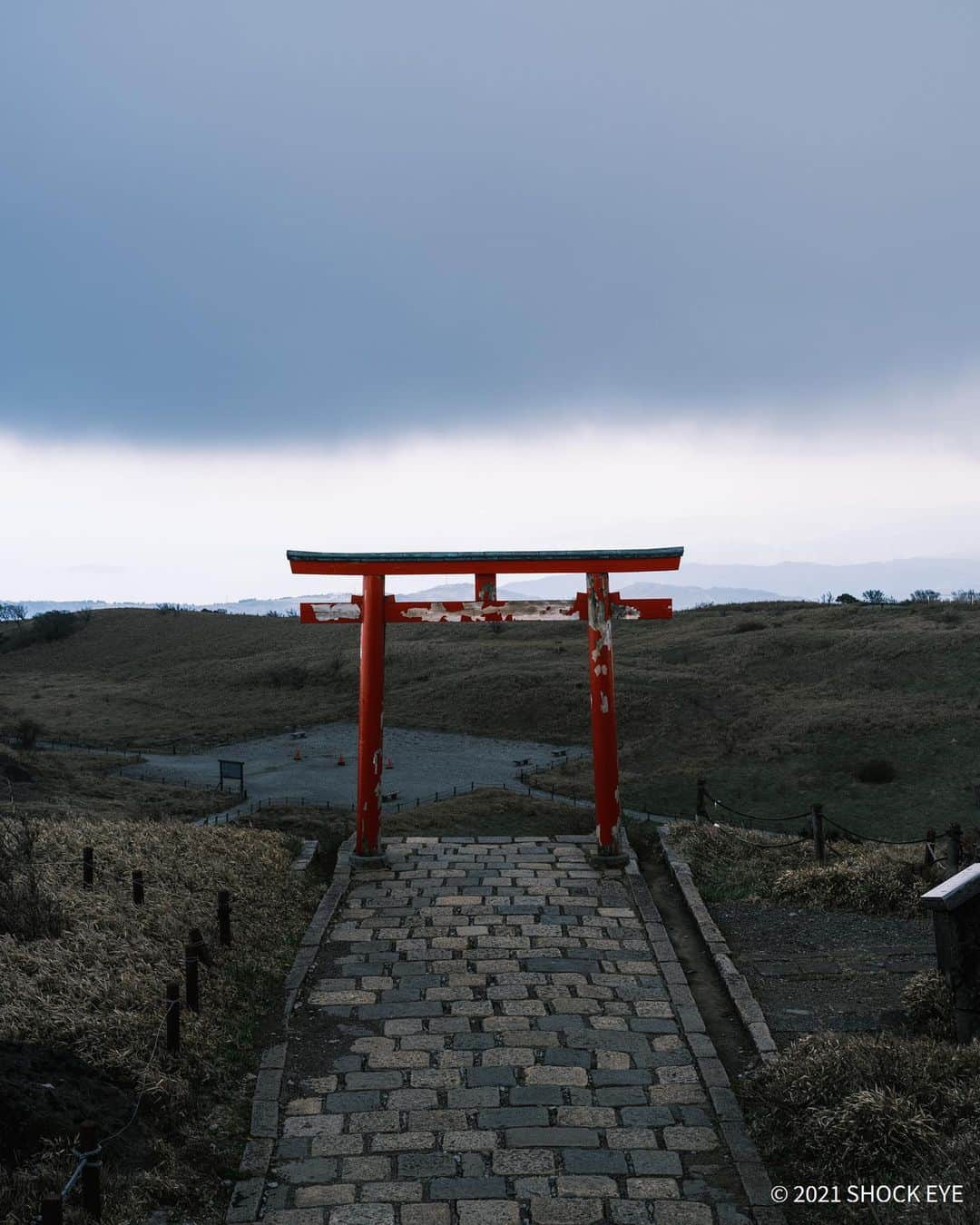 SHOCK EYEさんのインスタグラム写真 - (SHOCK EYEInstagram)「ロープウェイに乗り向かったのは箱根神社の奥宮である「箱根元宮」⛩  標高1356ｍの駒ヶ岳山頂は、火山の影響で高い木々がない異世界。  神威を感じる不思議な神社は、 古代祭祀の地でもある雲上のパワースポットでした。  僕の周りにも崇敬者の多い関東有数のパワースポットである箱根神社。 その奥宮、、是非訪れてほしいな。  この日は霧がかっていて、とにかく凄かった〜🙏  箱根神社、九頭龍神社と合わせて、三社巡りすれば、 ご利益MAXだよ😆✨  This is Hakone Shrine. The mountain shrine where God lives was amazing.  It was foggy and mysterious.  #箱根神社 #箱根神社元宮  #hakone #hakoneshrine #shrine #jinja #japantravel #japantrip #fujifilm #gfx100s #xs10 #beautifuldestinations #discoverjapan #discoverearth #voyaged #awesome_photographers #discovertokyo #tokyophotography #IamATraveler #wonderful_places #japanphoto #japanphotography #japan_of_insta #livingonearth #theglobewanderer」7月12日 9時58分 - shockeye_official