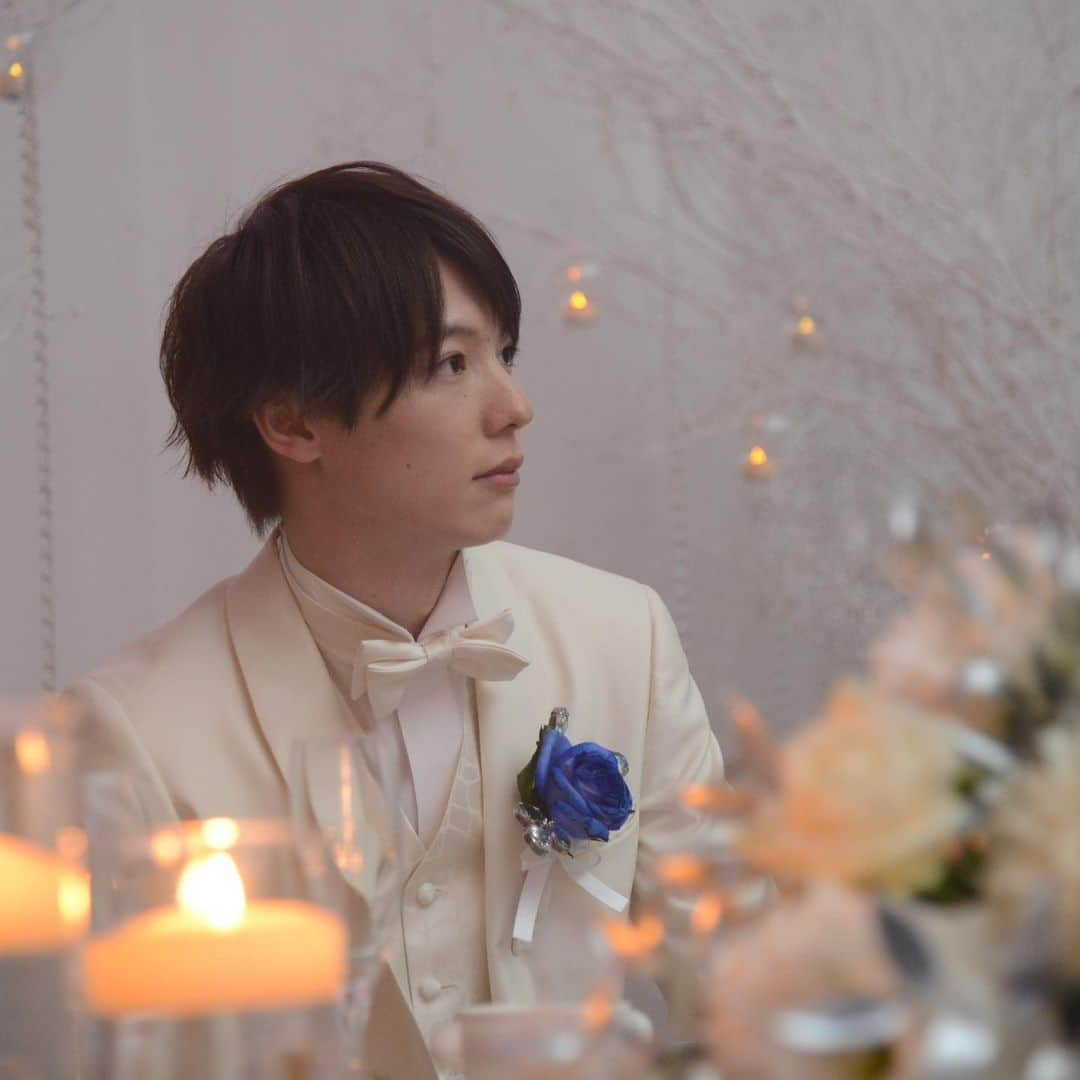 玉木碧さんのインスタグラム写真 - (玉木碧Instagram)「【#結婚式レポート】  新婦が中座した後に、夫へのサプライズムービーを流してもらいました！  夫のご家族に懐かしんでもらえる様な、私のゲストに夫の事を知ってもらえたらいいなという動画にしました！🏓  私は中座中でその様子を観られなかったのですが、後で良かったよ！と言っていただけてホッとしました☺️  動画とは別に会場でその時に流してもらったBGMは、 NEWS で U R not alone  夫も私も大好きな曲で、奮い立たせてくれる様なエナジーソングです！  また、私も夫も好きなGReeeeNが提供した曲という事もあり、歌詞がとてもエモいのです🥺 メロディーもグッと来るし、聞くだけでいつも泣きそうになります。笑  これからも、卓球としてはファンの一人ですので精一杯応援していきます！！  #松平健太 #卓球 #サプライズムービー #妻のサプライズ  #ブライダル　#結婚　#結婚式　#ウェディング　#bridal #wedding #入籍　#婚約　#プレ花嫁　#花嫁　#新婦　#夫婦  #前撮り　#weddingphoto #weddingdress  #コロナ　#感染対策　#コロナに負けるな  #セントフォース　#フリーアナウンサー　#玉木碧 #挙式  #挙式レポ」7月12日 9時59分 - tamaki_aoi.official