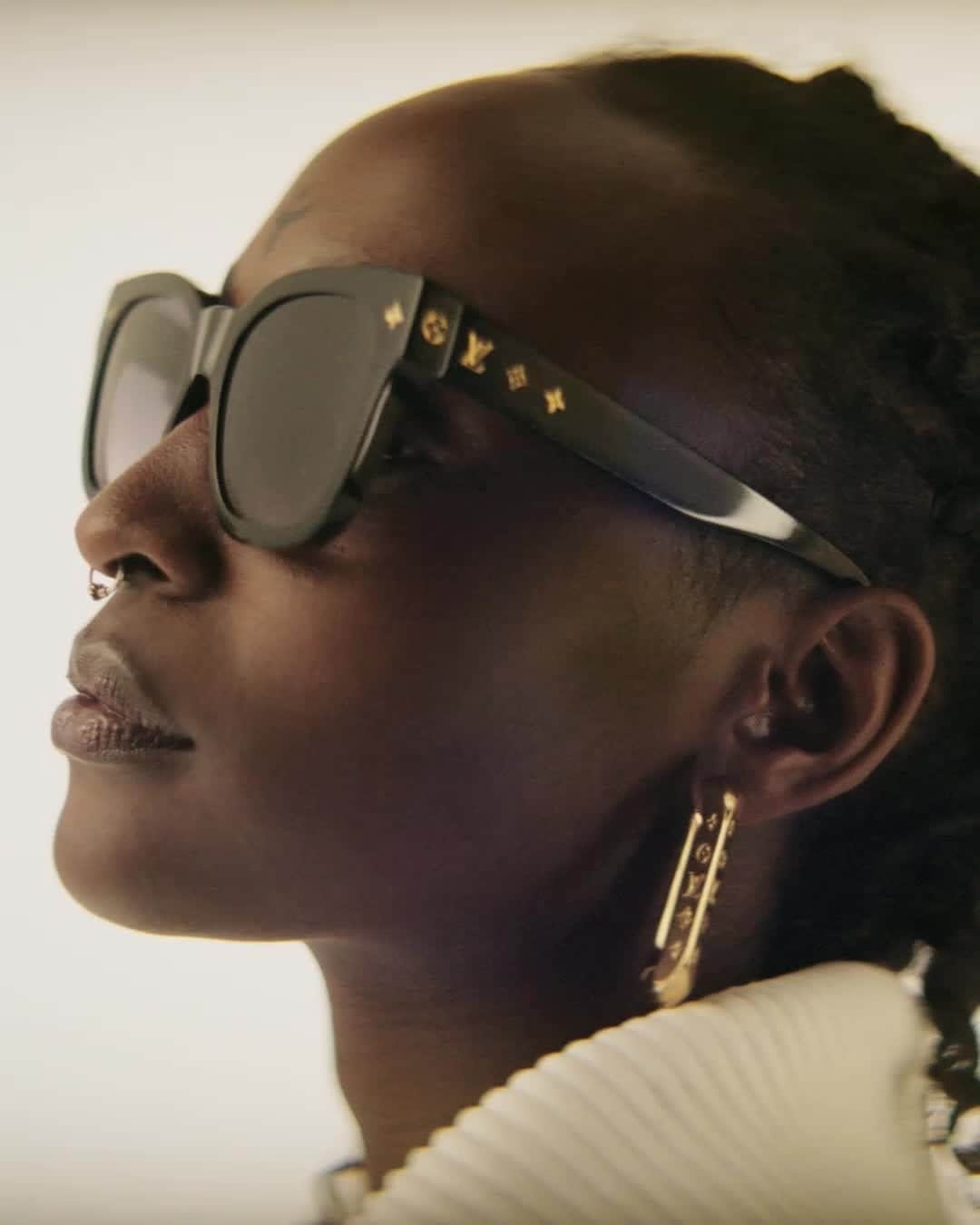 のインスタグラム：「Incorporating iconic elements. Featuring the Monogram motif and the #LouisVuitton logo, this season’s #LVSunglasses collection adorns any face, setting it off to perfection. See the new collection via link in bio.」