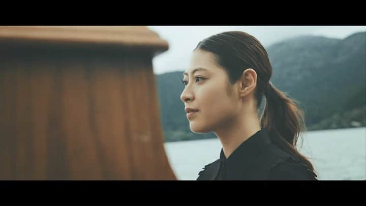 瀧本美織のインスタグラム：「🤍 フルリモートに特化した転職サイト「ReWorks」のCMに出演させていただきます。 家族との時間、健康、自分らしく、楽しく仕事をすること。 リモートワークは、人生を豊かにする働き方の選択肢の一つだと思います。変わってきた日常を味方に。  湖畔での撮影。当日雨予報でしたがお天気にも恵まれ、スタッフの皆さんのおかげでとても良い時間を過ごさせていただきました。 @reworks2021   #cm   #reworks  #フルリモート」