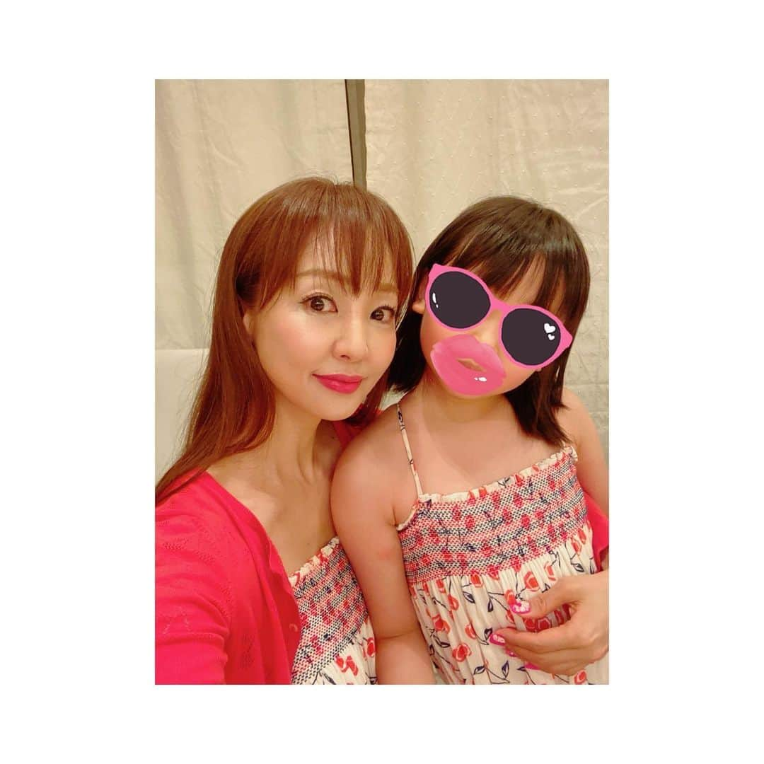 神田うのさんのインスタグラム写真 - (神田うのInstagram)「父💕のお誕生日会でした☺️🎂🎉 『2人の可愛い孫娘💕に囲まれてグランパ幸せだね☺️』って母💕が父💕に言っている姿を見てこちらも幸せな気持ちになりました☺️ 私は娘の後3度の流産をし、両親にごめんねと思った時もありましたが、多くを望まず、今ある全てに感謝し、幸せを感じられる心を持つ両親の姿を見て私もそうありたいなと思いました☺️✨ 皆様💕も日々沢山の幸せを感じられると良いですね❤️  #娘が描いたグランパへのバースデーケーキのプレゼント🎁 #グランパずっとずっと元気でいてね❤️ #父のお誕生日#パパのお誕生日#グランパバースデー#76歳のお誕生日#おめでとうございます#大好きなグランパ#お誕生日おめでとうございます#grandpa#birthdayparty#birthday#happybirthday#family#unokanda#神田うの」7月12日 10時33分 - unokandaofficial