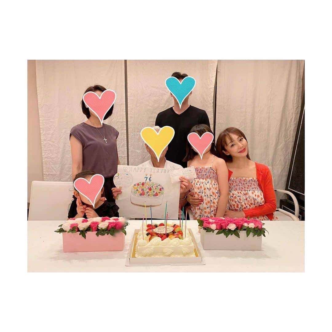 神田うのさんのインスタグラム写真 - (神田うのInstagram)「父💕のお誕生日会でした☺️🎂🎉 『2人の可愛い孫娘💕に囲まれてグランパ幸せだね☺️』って母💕が父💕に言っている姿を見てこちらも幸せな気持ちになりました☺️ 私は娘の後3度の流産をし、両親にごめんねと思った時もありましたが、多くを望まず、今ある全てに感謝し、幸せを感じられる心を持つ両親の姿を見て私もそうありたいなと思いました☺️✨ 皆様💕も日々沢山の幸せを感じられると良いですね❤️  #娘が描いたグランパへのバースデーケーキのプレゼント🎁 #グランパずっとずっと元気でいてね❤️ #父のお誕生日#パパのお誕生日#グランパバースデー#76歳のお誕生日#おめでとうございます#大好きなグランパ#お誕生日おめでとうございます#grandpa#birthdayparty#birthday#happybirthday#family#unokanda#神田うの」7月12日 10時33分 - unokandaofficial