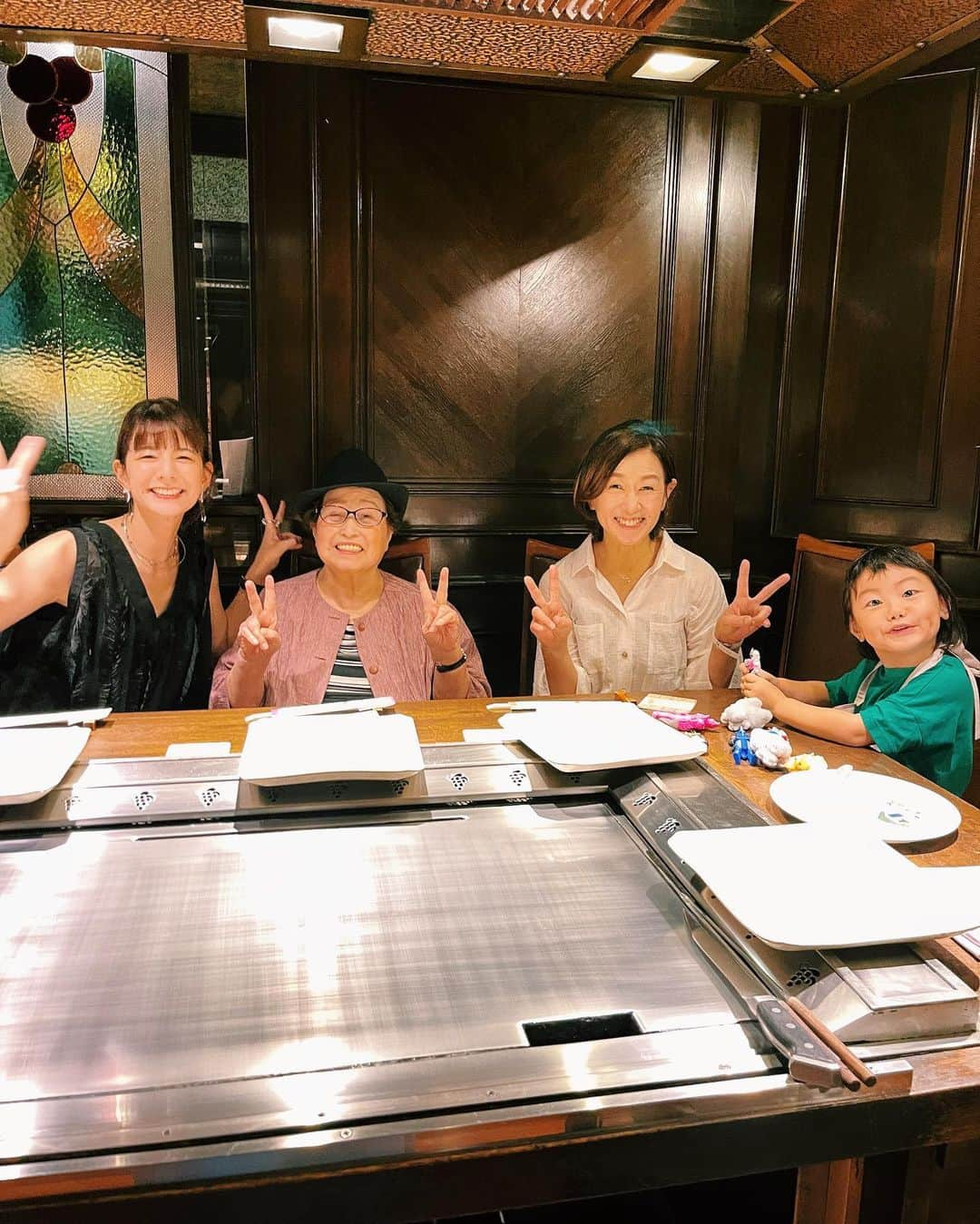 スザンヌさんのインスタグラム写真 - (スザンヌInstagram)「週末は、ばあちゃんから4世代で #レンガ亭 さんランチ🥩🍽💕  幸せだったなぁ美味しかったなぁ♡   ばあちゃんはきっとお肉をいっぱい食べるから元気なんだろうな💪 また行こうね☺️ ほんとずっと元気でいてほしいし、まだまだ一緒に食べたいのがいっぱいあるよ！☺️  帰りは#rojipan並木坂 で翌日パン🍞を買って帰宅♡ rojipanにはママの名前の付けてもらった、#キャサリン って食パンが🍞売ってあるらしい♡ わたしはまだ出逢えたことないけど、食べてみたい🤤  息子も無事手の骨折が完治して （若いから治りがはやい😂♡） ギブスも外れて週末はほんとにいきいきしてた☺️よかったぁ🙌  さぁ月曜日、 引き続き雨にも気をつけながら 今週も頑張ろう！！」7月12日 11時12分 - suzanneeee1028