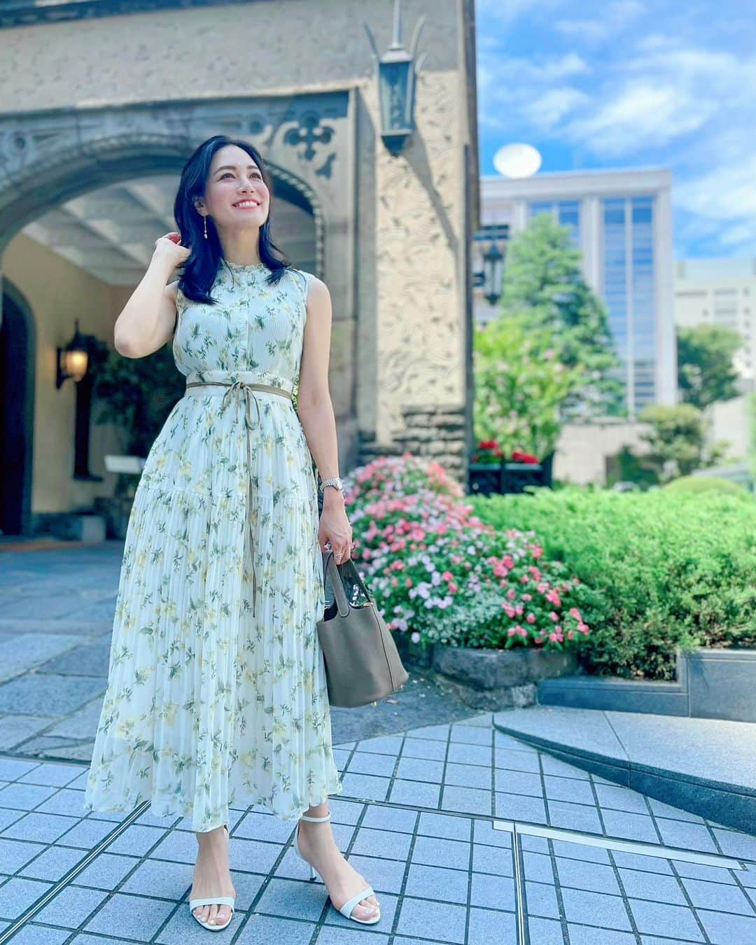 石井里奈さんのインスタグラム写真 - (石井里奈Instagram)「こんにちは💕 . 今日は月曜日！ HAPPY MONDAYなのでイエローコーデ💛🍋 . 先週末は土日ともお仕事でしたが合間に大好きな友達とアフタヌーンティーへ☕️💕（また夜投稿します） . 夏らしいワンピースで好評でした💛 （とくに @yoshlko から笑） . dress... @apuweiser_official  sandals... @prada  bag... @hermes  . アプのワンピ形可愛いしウエストリボンが二重で可愛いの💛 プラダのサンダルはアウトレットで7割オフでした✌️足のサイズが大きくてよかったなと思うのはここですね笑 .  @melrose.azabu のスリムムーブのおかげで、前よりウエスト周りもほっそりしてきた💕夏に向けてもっと頑張る🔥 . 今週も頑張っていきましょう〜❣️ . #yellowmonday #happymonday #イエローコーデ #アプワイザーリッシェ #apuweiserriche #arpegestory #アフタヌーンティー #afternoontea #赤坂クラシックハウス #akasaka #赤坂 #赤坂グルメ #りなまるコーデ #prada #プラダ #hermes #エルメス #ピコタン #痩身エステ #エステ #ダイエット #夏コーデ #夏服コーデ #ワンピース #夏ワンピ #デートコーデ #女子会 #休日コーデ #お出かけコーデ #赤坂ランチ」7月12日 12時10分 - ri7tin1025