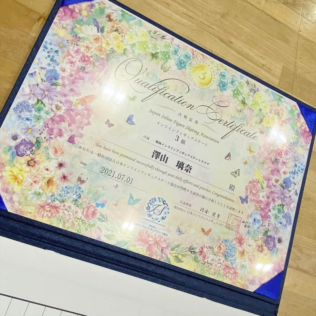 澤山璃奈さんのインスタグラム写真 - (澤山璃奈Instagram)「2021.7.1🌺 #日本インラインフィギュアスケート協会 #公認インストラクター　の資格を取得しました🎉⛸❣️ (JIFSA Certified instructor)  記念すべき日本初の協会公認インストラクターです🙌🏽😍 第一期生合格者は4人👏🏽  これで正式に自分のクラブを作ったり進級試験の監督が出来るので✨  今は協会直営の横浜校のみで指導をしてますが、 これからは東京近辺を中心にインラインフィギュアの指導を広げられるように益々頑張ります❣️  クラブの名前決めや場所やレッスンスタイルなど、絶賛試行錯誤中なので、#インラインフィギュア #インラインスケート　に興味ある方は今後のお知らせをチェックお願いします🤲🏽🥰  ちなみに最後の写真は、練習後のスケート靴のケア方法です⛸🛼 アイスは氷の湿気、インラインは夏は特に汗がすごいので ☑️中のインソールを外して乾かす ☑️乾燥&消臭効果がある除湿材を入れる ☑️除菌&消臭効果があるスプレーをかける  #インラインフィギュアスケート #フィギュアスケート #inlineskate #inlinefigureskating  #inlinefigure」7月12日 12時32分 - rinasawayama