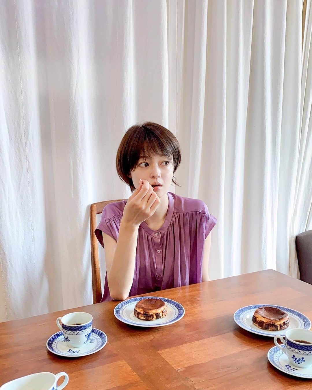 小林涼子さんのインスタグラム写真 - (小林涼子Instagram)「. お中元が届いた〜🎁 頭がパンクしそうになりながら パソコンと向き合ってたから 休憩〜 ☕️ バスクチーズケーキって 冷え冷えのイメージだったけど、 1分チンすると、ふわふわスフレみたいで とっても、おうまし。 久々に飲んだコーヒーもおうまし。 @shihooone ありがとーー！ 💓 #チリンギートエスクリバ #バスチーズケーキ #お中元 #夏ギフト #バスチー」7月12日 12時39分 - ryoko_kobayashi_ryoko