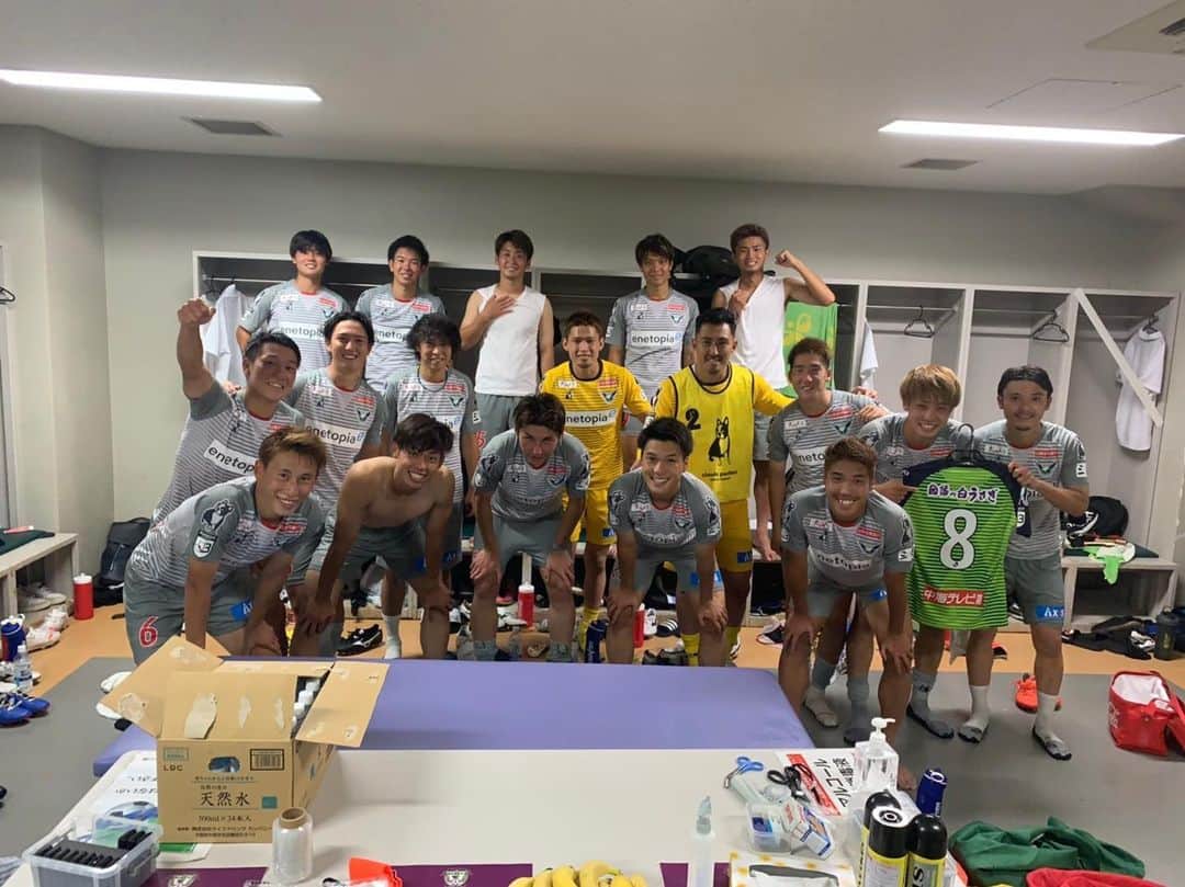 永島悠史のインスタグラム：「今日で25歳になりました！ お祝いのメッセージなどありがとうございます！ 後半戦も頑張ります！  #ガイナーレ鳥取」