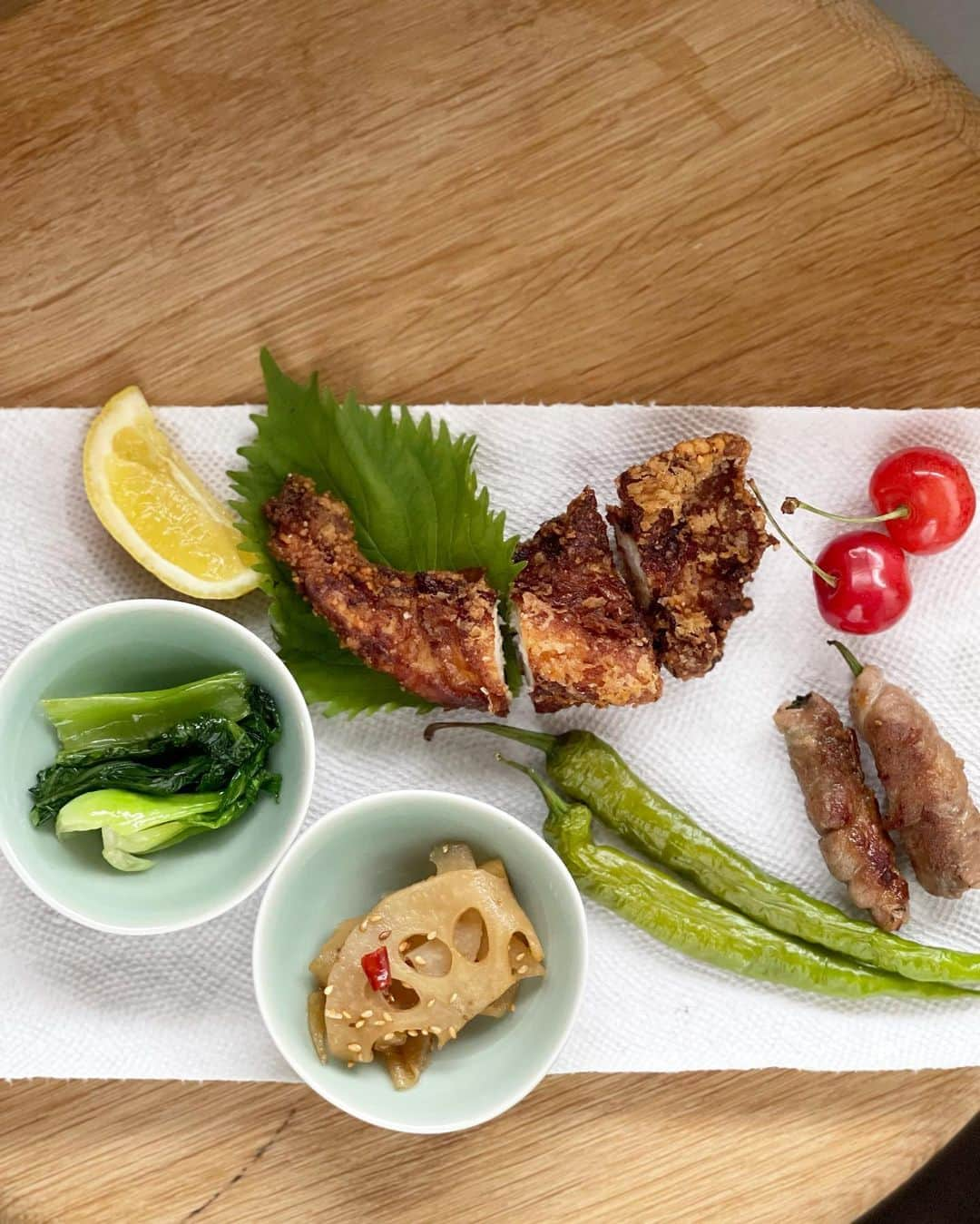 神崎恵さんのインスタグラム写真 - (神崎恵Instagram)「山賊焼き弁当。 鶏むね肉の山賊焼き。 豚肉のししとう巻き。 豚肉の大葉巻き。 きんぴらレンコン。 青梗菜の中華和え。 万願寺とうがらし🌶 ゆで卵。 さくらんぼ🍒 気分がのらない朝〜。そんな日もあるよね〜。 存在感大の万願寺とうがらしに雰囲気をつくってもらって完成🙌  今日も撮影頑張ってます。 暑い💦 みなさんどうぞお体にご自愛くださいませ😳  #meggben #恵弁 #お弁当」7月12日 13時34分 - megumi_kanzaki