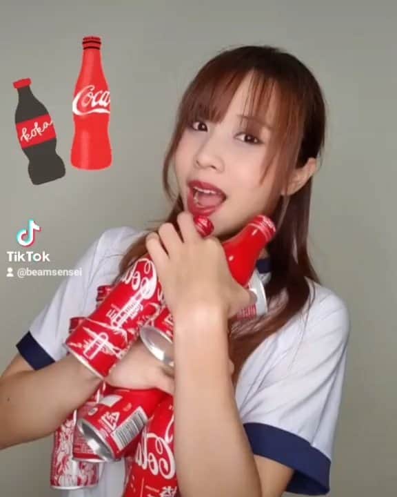 ビーム先生のインスタグラム：「ชอบสะสมขวดโค้กญี่ปุ่นมากกก อยากไปซื้อแน้ววว また買いたい＼(^o^)／🍷 #ญี่ปุ่นกับบีมเซนเซ   #influencer #blogger #youtuber #thai #thaigirl #japan #日本　#タイ　#インフルエンサー　#ブロガー　#ユーチューバー　#外国人　#訪日外国人　#タイ人　#タイ語　#บล็อกเกอร์ #ยูทูปเบอร์ #ไทย #ญี่ปุ่น #ภาษาญี่ปุ่น #tiktoker」