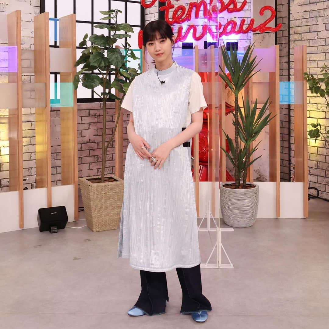 のインスタグラム：「👗 #ななちゃんファッション 👠  Tシャツ ten. @ten._____  ワンピース、デニム lautashi @lautashi アクセサリー jouete @joueteofficial  #グータンヌーボ2 #fashion #ファッション #ファッションコーデ #おしゃれ #オシャレコーデ #スタイル #レディースファッション #西野七瀬 #ななちゃん #なぁちゃん #ななせまる」