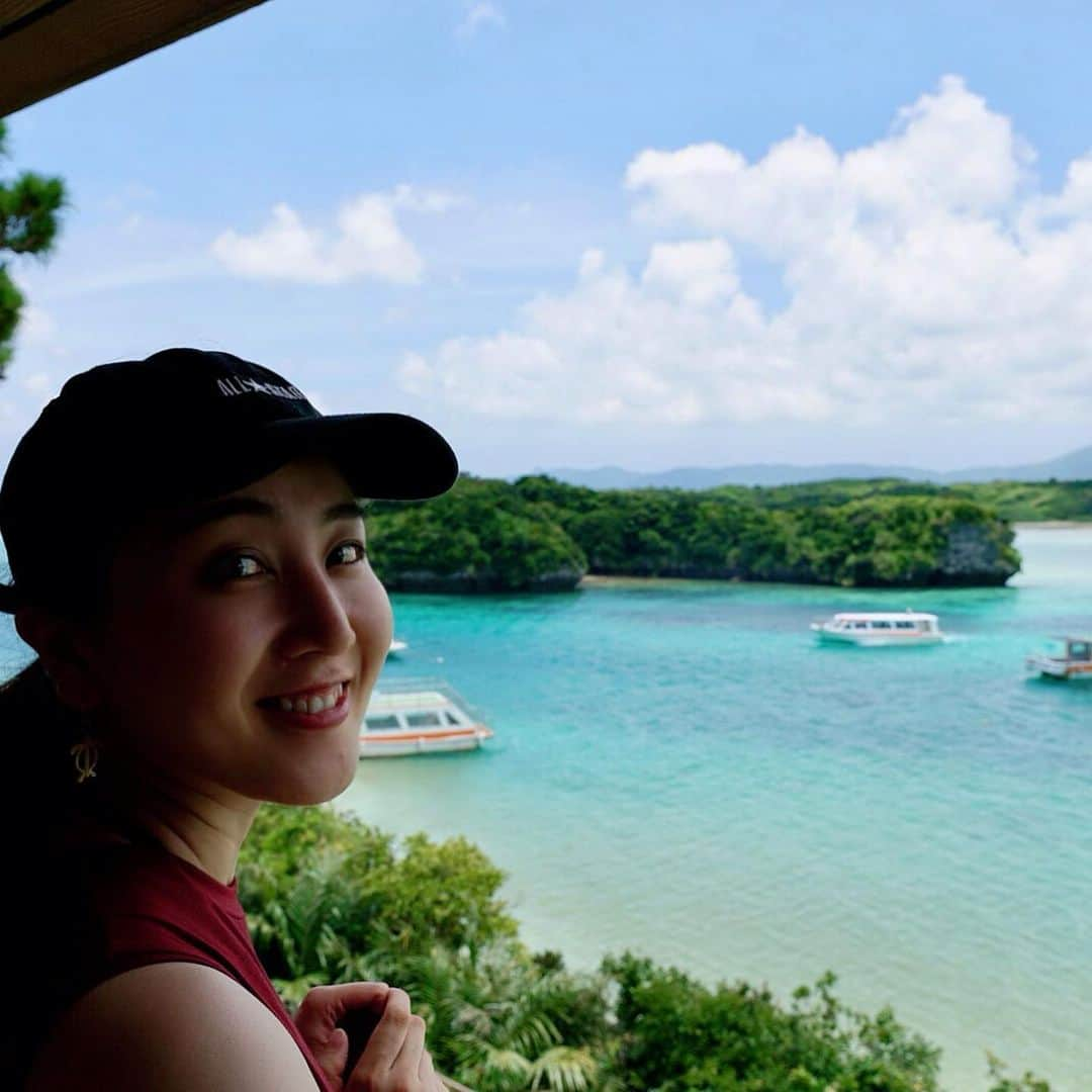 飛河蘭のインスタグラム：「石垣島！！  お墓参りに行ってきました🙋‍♂️ いや、死ぬほど暑くて真っ赤になるほど日焼けした😂 石垣行く時はいつも親戚の集まりとか、西表行ったりとか忙しくて海に入れないことが多かったけど、今回はシュノーケリングして🤿満喫じゃ😍 ちゃんと石垣空港で陰性証明だして安心パスポートで色々割引してもらいました😚 島に行く時は細心の注意で！👍🏻  #石垣島 #墓参り #川平湾 #米原ビーチ #真夏の暑さ #日焼けしたら赤くなるタイプ」