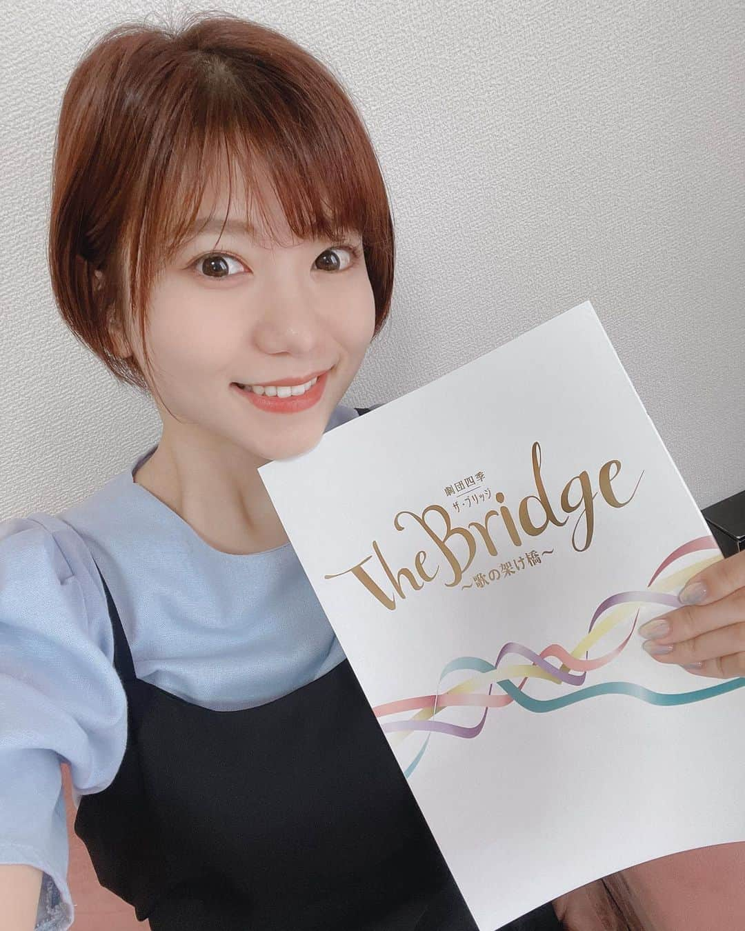 矢端名結さんのインスタグラム写真 - (矢端名結Instagram)「週末に劇団四季の新作『The Bridge〜歌の架け橋〜』を鑑賞しました！ 演出を担当したのは、静岡出身の荒木美保さん。地元での公演を楽しみにしていたそうです😌 劇団四季の舞台は何度か見たことがあるのですが、今回はいつもとは違いました！ 歴代の劇団四季のダイジェストをみた感覚です。劇団四季の良いところどりという感じ👏 有名な曲から、知らない曲まで様々でしたがどれも圧倒的な歌唱力と迫力あるダンスで、2時間あっという間でした！ 中でもオペラ座の怪人が好きなので、曲が流れた瞬間鳥肌立ちました😍 またずっと見入ってしまい、生きる力をもらいました😊  出演者のキラキラした目や表情が忘れられません。 歌の力ってすごい🥰  現在全国公演中で 静岡も今後、菊川、浜松、富士、清水など予定しています🧡  行ってよかった！  #劇団四季 #thebridge  #静岡公演 #楽しかった」7月12日 14時28分 - miyu_yabata