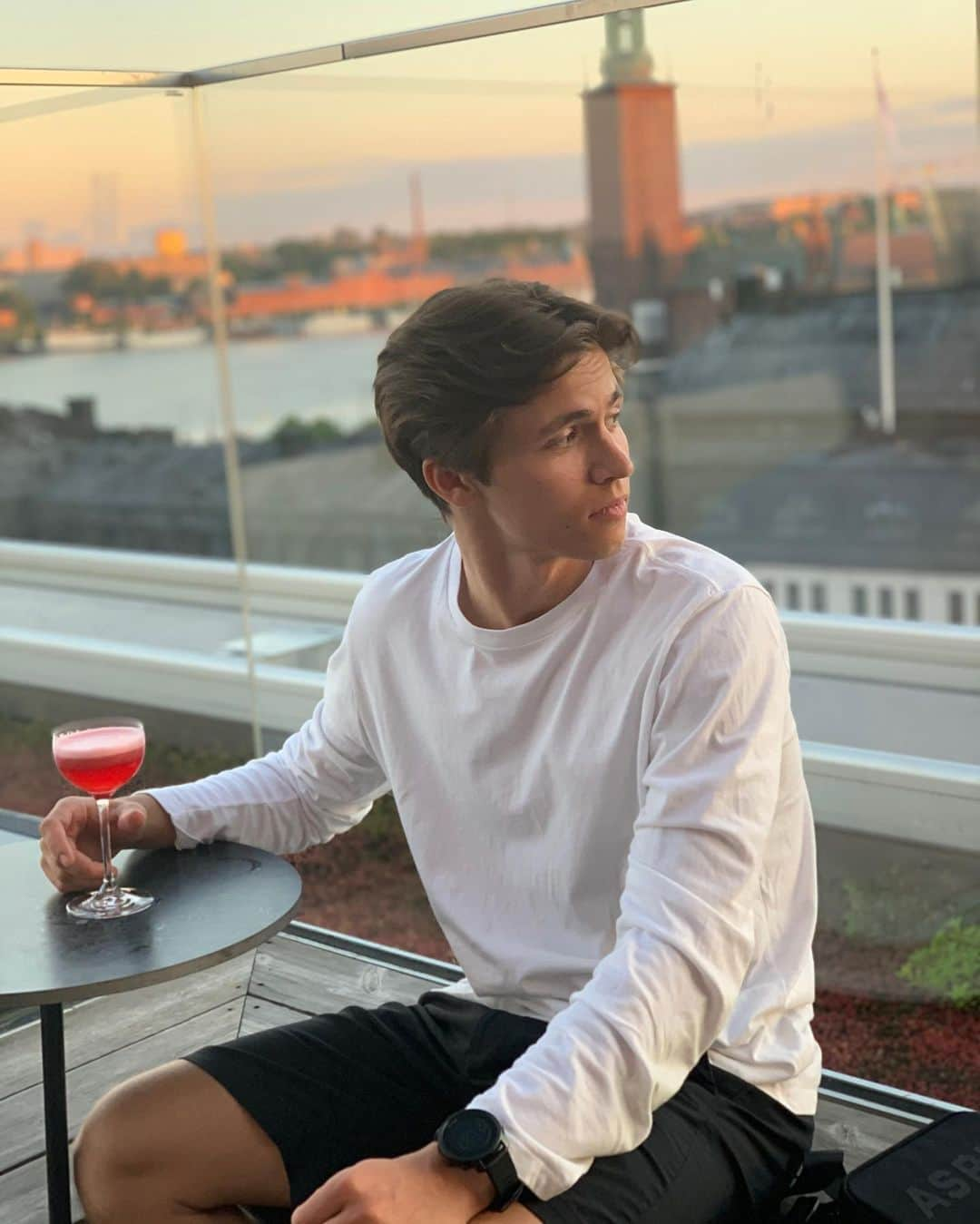 イリヤ・ソロミンのインスタグラム：「Enjoying My Cosmo🍹  #stockholm #sweden #scandic」