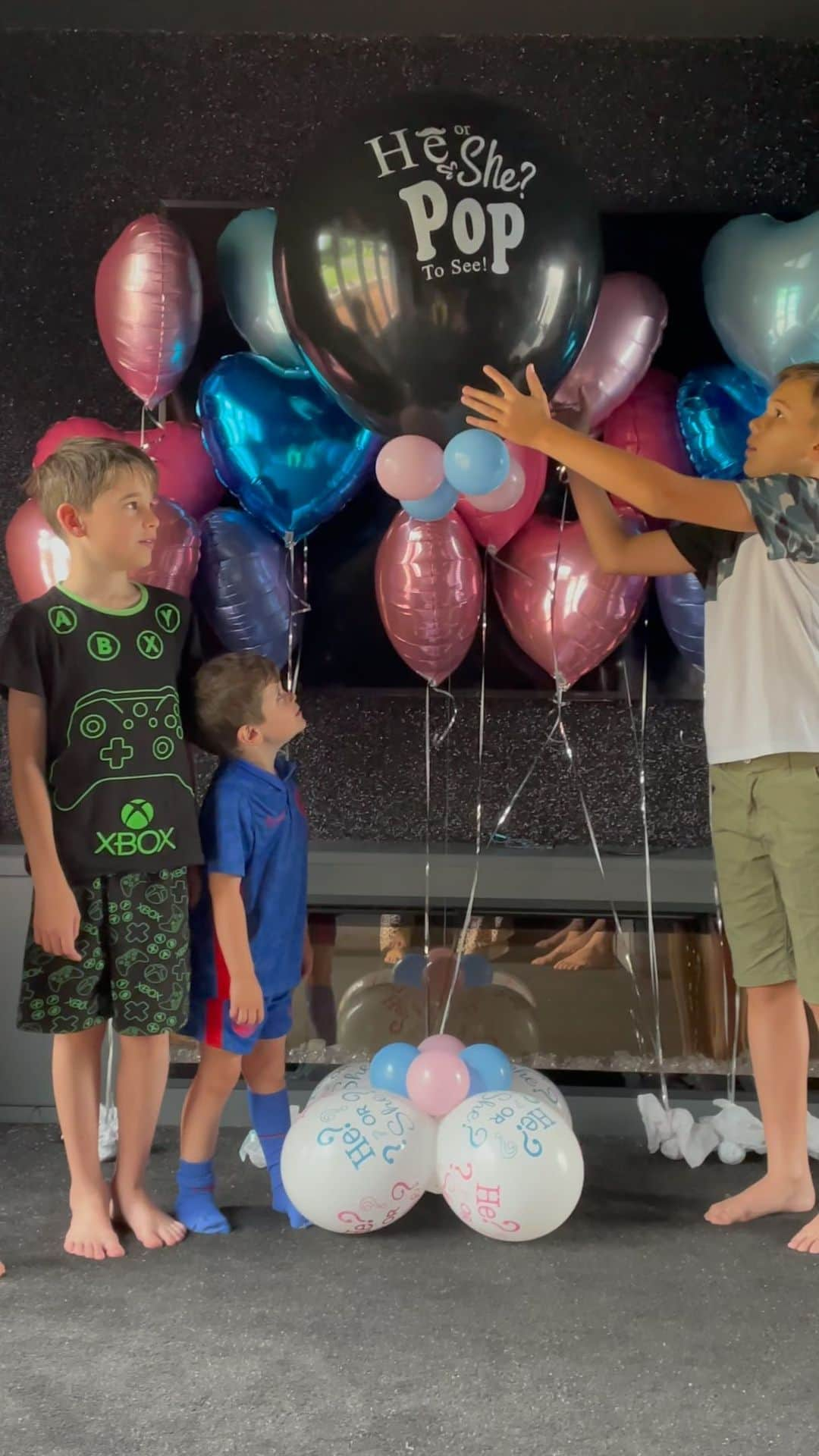 ダニエル・オハラのインスタグラム：「This was the magical moment we done a gender reveal for the boys and as you can see their reactions are priceless 💙💕  Thank @taylors_news @moni11894 for the balloons and keeping our secret… We all can’t wait for you to arrive princess 👸🏻 💕  #genderreveal #mumofboys #bigbrothers #boyorgirl @gint1986」