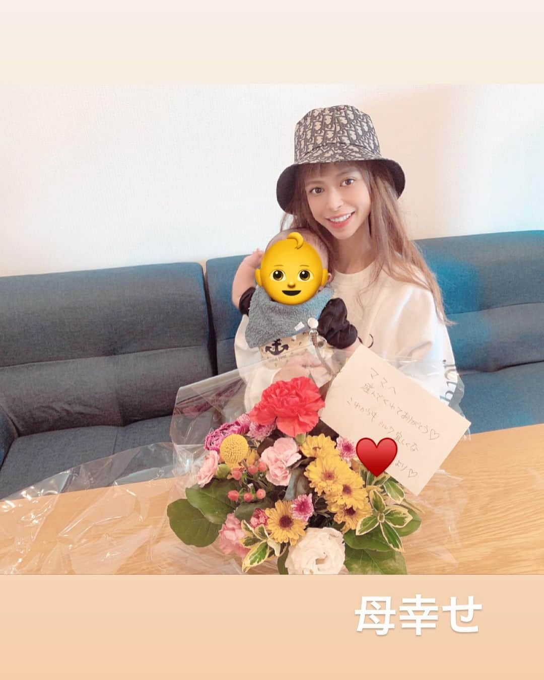 間宮梨花のインスタグラム：「母の日🥺👏💐♥️♥️♥️ まさか自分が母の日もらえる日がくるとは、、、 ママ幸せ😭😭😭😭😭❤️ これからも家事育児がんばるぞ👍👍👍 #母の日 #お家なのになぜ帽子かぶってるかというと #前髪自分で切って失敗時期だから #写真のときだけ #綺麗に写りたかった #笑」