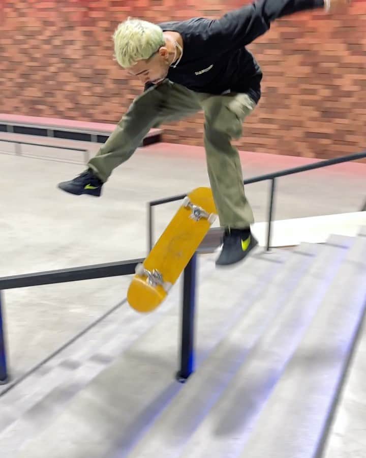マニー・サンティアゴのインスタグラム：「This felt cool 😅🥳🕴🏽 📽: @spanishmiketv」
