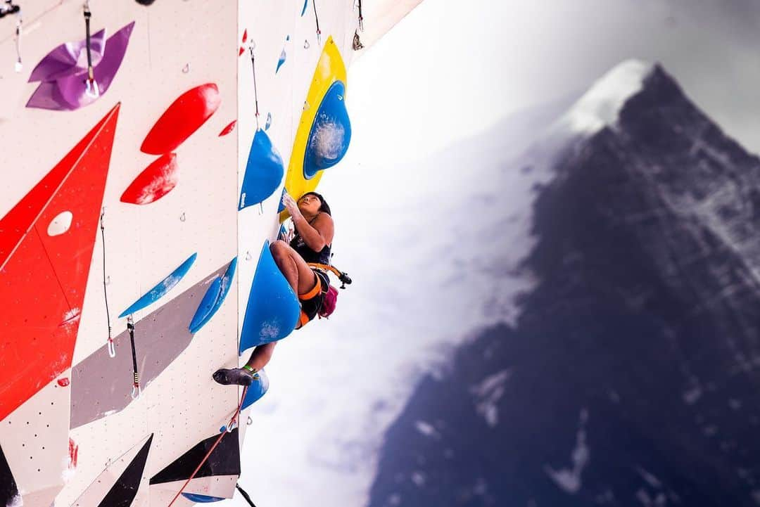 白石阿島のインスタグラム：「Semis soon!!!!! Crazy Chamonix backdrop as always ⚡️⛈. @gajdaphotography photo.」