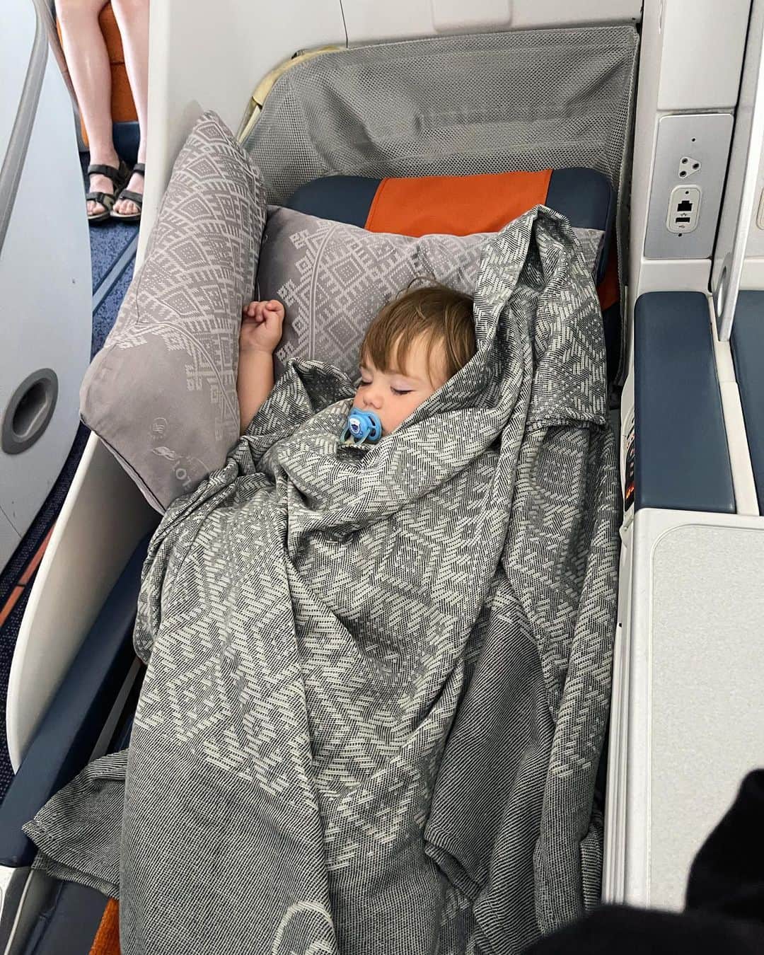 エレーナ・イリニフさんのインスタグラム写真 - (エレーナ・イリニフInstagram)「На пару дней рванули с ребёнком в Сочи✨ и конечно с любимым @aeroflot ❤️ #MirPolunin #Aeroflot」7月13日 1時26分 - blackswanei