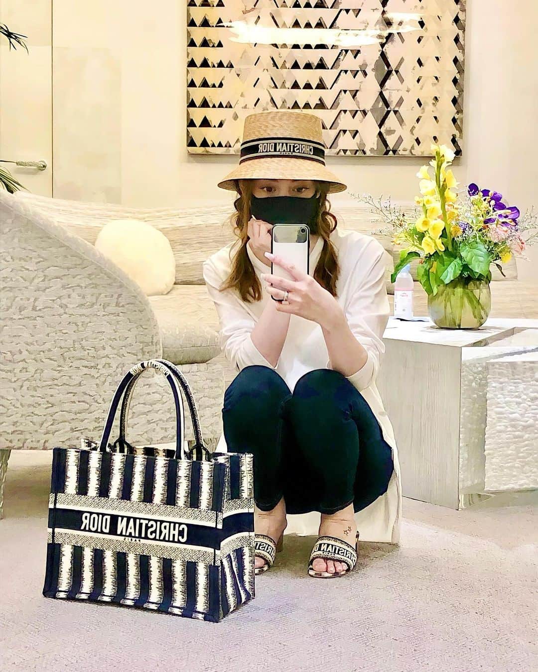 加賀美早紀のインスタグラム：「担当さんがめちゃ気に入ってくれていたコーデ Hat @dior  Tops @aton_tokyo  Bag @dior  Sandals @dior  ⁡ 朝からのんびりお買い物スタイル ⁡基本的にすっぴんdayo!!  #dior #fashion #ootd」