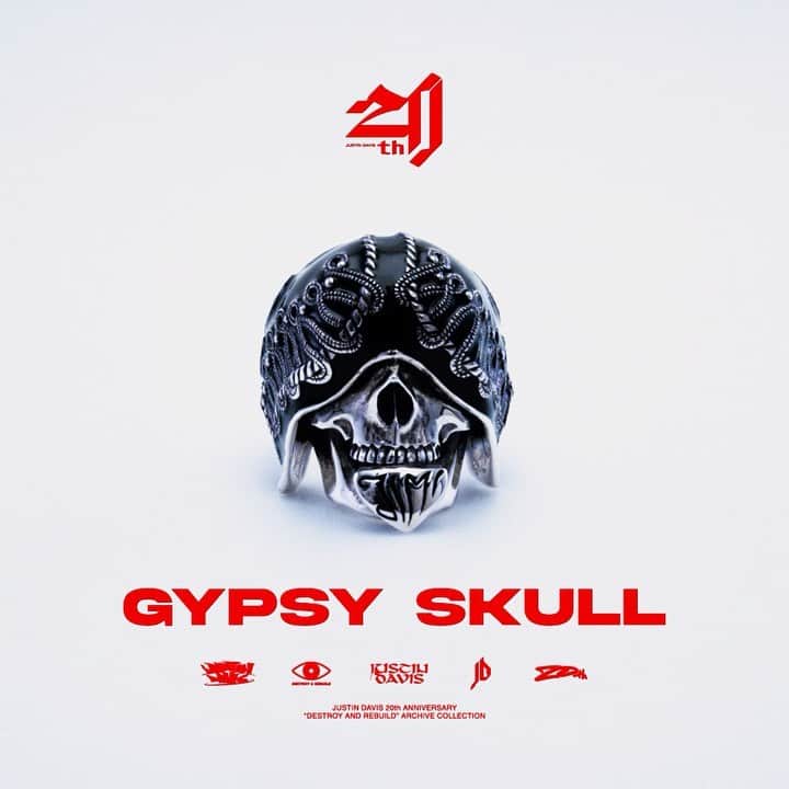 ジャスティンデイビスのインスタグラム：「⠀ JUSTIN DAVIS 20th Anniversary VOL.1  SRJ849 "GYPSY SKULL" クラフトマンシップは何を発信していくか、伝えたいかを明確に表現してくれる武器であり、油絵のように色を重ねて仕上げたリング  2001年にスタートしたジャスティン デイビスは今年20周年を迎えました。 設立から20年、常にもの作りへの責任と喜びを持ちながらジャスティン デイビスは自由な精神のもと、 約1800型のコレクションを発表してきました。 この20周年を記念し、過去20年にわたるアイテムの数々を、 2020年代的グラフィックを用いて再解釈したアーカイブ映像 『DESTROY AND REBUILD』を制作。  次の20年も楽しむことチャレンジする精神を大切に、 新しい輝きを届けられますよう心を込め創造、発信してまいります。  今後も2021年アニバーサリーイヤーを彩る数々のコレクションをお楽しみください。  KV: Director / Graphic Designer / Editor : Takahito Matsuno (maxilla) @mtsssn Producer : Seiya Suzuki (maxilla) @seiya02_23 Production Manager : Luna Goto (maxilla) @lunagoto  #JUSTINDAVIS20thAnniversary #20th  #justindavis」