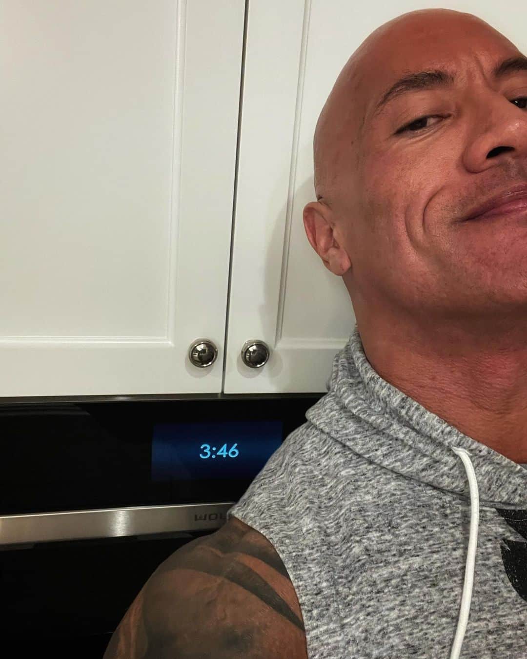ドウェイン・ジョンソンのインスタグラム：「3:46am.  Monday morning.  Let’s get to work, my friends.  #BAHR 👁🦅」