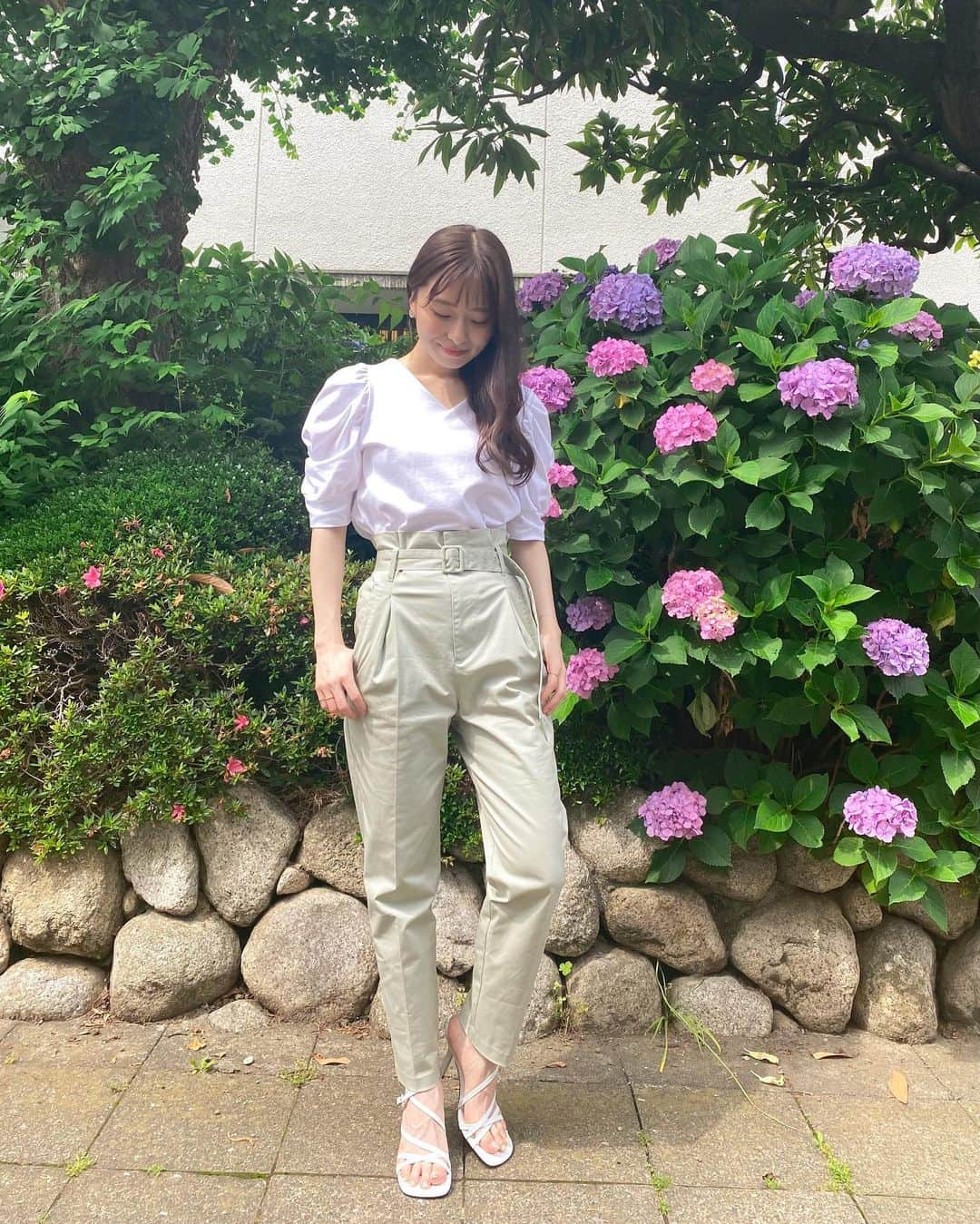 黒坂優香子さんのインスタグラム写真 - (黒坂優香子Instagram)「💐  身長が小さいので パンツを履く時は絶対ハイウエスト🙏🏻  バランス良く見せてくれるよ♡  トップスもボトムスもどちらも 発売中です♡ @jour.de.muguet   そして！！ 今月の22日にはjour de muguet Autumn Collectionの展示会があります！！  直接見てオーダーしてもらえる機会って とても貴重なのでぜひ遊びに来てほしいです。 もちろん試着も出来ます✨ 当日は私も遊びに行くので 一緒にどのカラーにするか決めたり、 コーデを考えたりしたいなぁ♡  展示会で受注してくださった方とは 写真撮影の特典もあるのですよ…！  ストーリーに少し載せたけど、 本当に可愛いアイテムがたくさん出来上がりました！！ カラバリもあるので、是非直接見に来てもらえたら嬉しいなぁ♡  予約制なのでWEBサイトから応募してね♡♡♡  #jourdemuguet #ジュールドミュゲ #ootd #fashion #コーデ #今日のコーデ  #ゆかこーで」7月12日 17時09分 - yukakokurosaka0606