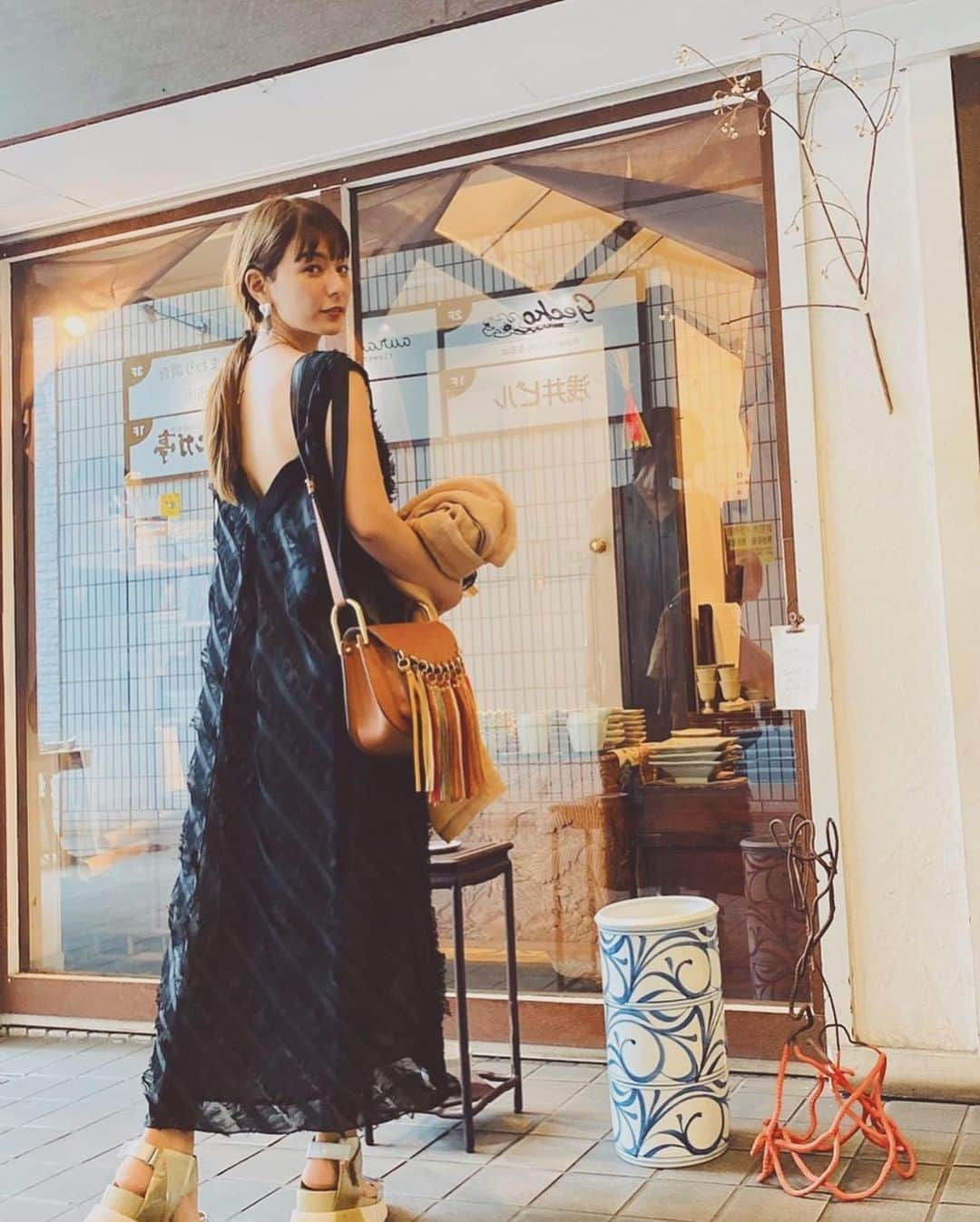 スザンヌさんのインスタグラム写真 - (スザンヌInstagram)「#rosebike  @rosebike_kumamoto 🌹🛵🌹が @katherinesbar2002 の前に♡♡♡  思わず購入💐 姪っ子も薔薇がすきみたい可愛い♡ ブルーローズもあったよ💙 今の花言葉、夢が叶う がすき。  この日のワンピースは @fanfan_closet の👗 相沢さんと↑のあいさんが着ててとっても可愛くて真似っこしたの♡ ノースリーブの季節、腕が気になる💪 頑張ろダイエット。  息子なんか急に背が伸びたなぁ♡」7月12日 18時00分 - suzanneeee1028