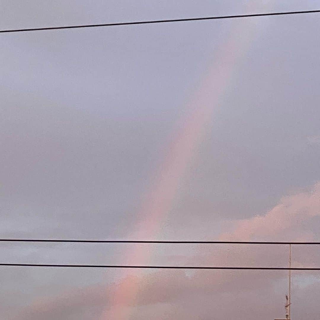 村上なつみさんのインスタグラム写真 - (村上なつみInstagram)「昨日の虹です🌈  私の部屋から撮るといつも電線が…😅 昨日の虹は二重に見えた人も多かったみたいですね！ 何気なく撮った虹の写真、実は二重になっているかもしれませんよ。 是非、確認してみてください😊  #虹 #rainbow #doublerainbow #気象予報士」7月12日 18時02分 - natsumi__murakami