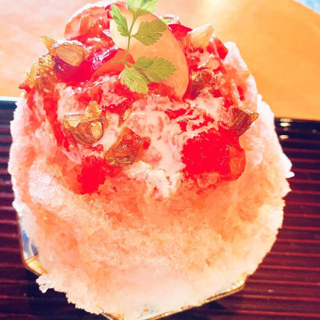 大西遥香のインスタグラム：「. ちなみに私がいただいたのは【すもも】のかき氷🍧  甘酸っぱいすももがたくさん入ってて 上にはキャラメルナッツがのってて 食べ進めると中からほろ苦のキャラメルアイスが💗  最近のかき氷って、立派なスイーツですよね🥺  #かき氷 #かき氷巡り #すもも #plum #shaveice #snowcone #新潟 #niigata #大橋屋 #大橋屋本町茶寮 #大橋屋本館 #老舗料亭」