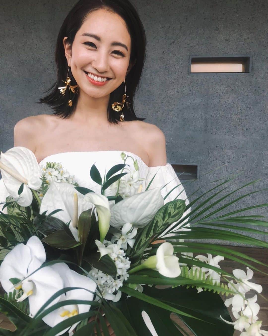 龍野伶奈のインスタグラム：「2021.07.12🌴 自分にとっては例年より特別な誕生日を迎えました😌 歳を取っていくことがいつの間にか嫌になっていましたが、受け入れられるようになってきたというか、諦めがついたんですかね…（笑）とても清々しい気分です😂✨ 頑張りたいことも、やりたいこともたくさん見つかってきて、いっぱい楽しみたくてワクワクしています！ いつも周りにいてくれる人達に感謝して、また一年色々やっていきます🙆🏻‍♀️ . そして、私事繋がりでお伝えすることがあります😌 学生の頃からお付き合いしていた彼と1年前に入籍し、先日結婚式を行いました。 新型コロナウィルスの流行り始めで、これからどうなって行くのか全くわからず、世の中がとても大変な状況の中での入籍となってしまい、めでたい事なんて言える状況でもなくただひっそりと入籍日を迎えました。もちろん予定していた結婚式も延期。普通に生きてきて、普通に当たり前に出来ると思っていたことがいきなり出来なくなったことは、予想以上になかなか受け入れられませんでした。 付き合いが長かったのもあってか、結婚した実感もあるようなないような宙ぶらりんの気持ちで一年を過し、色んな気持ちと折り合いをつけながら結婚式をして、ちゃんと彼と誓い合って、やっと結婚したという実感が湧いたのでここに書くことにしました。 早くから結婚指輪をつけている姿に気付いておめでとうございますとDMをくださった方々、ありがとうございました😌 早く伝えることもお返事することもできず申し訳なかったです。 ただでも、本当に、とても嬉しかったです。 . まだまだ世の中の状況としては大変なのには変わりないですが、少しでも早く未来が明るくなっていくことを願って、、、お互いに頑張っていきましょう😌 . special thanks photographer @hissystudio  hairmake @hairmake_yoshimi  dress @novaresewedding  accessory @beacondress  flower @vressetrose_official  place @setre_maiko_wedding  楽しくて素敵な時間をありがとうございました。」