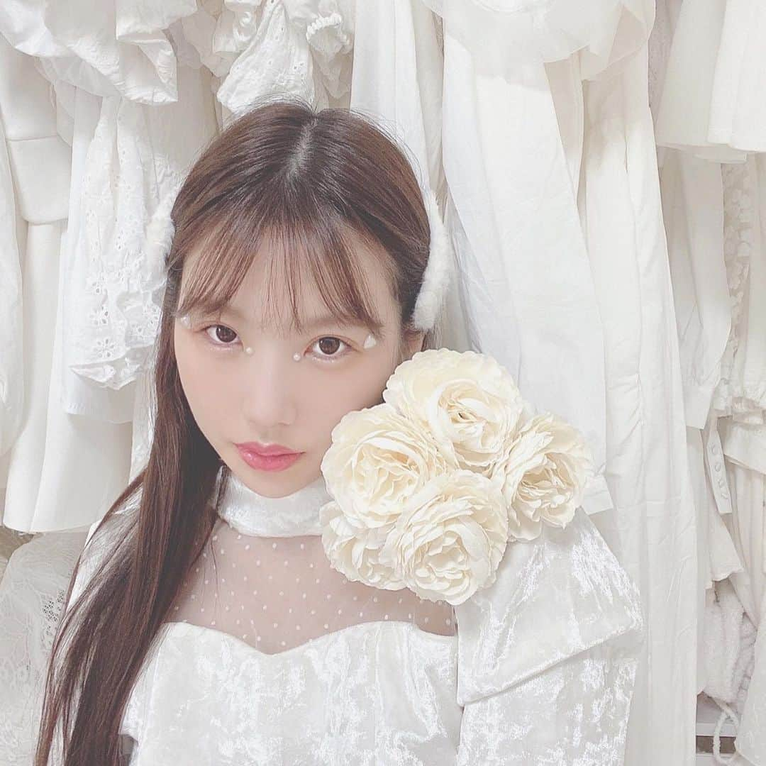 月森世菜さんのインスタグラム写真 - (月森世菜Instagram)「white rose🤍 ベロアのお洋服可愛い🤍🕊  ふわふわピンは @wego の セールで購入しました🍨💭  DM🙅‍♀️質問は最新の投稿の コメントにお願いします🤍  ┈┈┈┈┈┈┈┈┈┈┈┈┈┈┈┈┈┈┈ せいなです♡ 白系統の女子力アップのことに ついて投稿しているので フォローして頂けると嬉しいです🥛  @seina.tsukimori   白系統のお写真に タグ付けして下さると見に行きます♡  ファンネーム・マーク → せいらー・🤍🕊  ┈┈┈┈┈┈┈┈┈┈┈┈┈┈┈┈┈┈┈  #whiterose #whitelove #allwhite #white #白 #ホワイト #オールホワイト #ホワイトコーデ #バラ #薔薇 #ベロア #ガーリー #ガーリーコーデ #フレンチガーリー #frenchgirl #frenchgirly #ヴィンテージ #ヴィンテージガーリー #vintagefashion #vintagegirl #wego #ウィゴー #プチプラコーデ #フラワーアレンジメント #パールホワイト #ファー #ガーリーネイル #チョーカー #夏コーデ #モデルプレスパワープッシュ」7月12日 18時35分 - seina.tsukimori