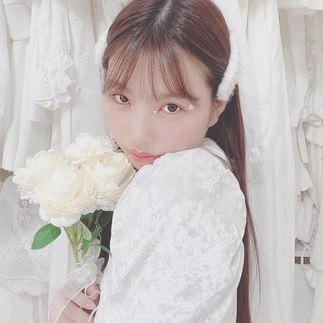 月森世菜さんのインスタグラム写真 - (月森世菜Instagram)「white rose🤍 ベロアのお洋服可愛い🤍🕊  ふわふわピンは @wego の セールで購入しました🍨💭  DM🙅‍♀️質問は最新の投稿の コメントにお願いします🤍  ┈┈┈┈┈┈┈┈┈┈┈┈┈┈┈┈┈┈┈ せいなです♡ 白系統の女子力アップのことに ついて投稿しているので フォローして頂けると嬉しいです🥛  @seina.tsukimori   白系統のお写真に タグ付けして下さると見に行きます♡  ファンネーム・マーク → せいらー・🤍🕊  ┈┈┈┈┈┈┈┈┈┈┈┈┈┈┈┈┈┈┈  #whiterose #whitelove #allwhite #white #白 #ホワイト #オールホワイト #ホワイトコーデ #バラ #薔薇 #ベロア #ガーリー #ガーリーコーデ #フレンチガーリー #frenchgirl #frenchgirly #ヴィンテージ #ヴィンテージガーリー #vintagefashion #vintagegirl #wego #ウィゴー #プチプラコーデ #フラワーアレンジメント #パールホワイト #ファー #ガーリーネイル #チョーカー #夏コーデ #モデルプレスパワープッシュ」7月12日 18時35分 - seina.tsukimori