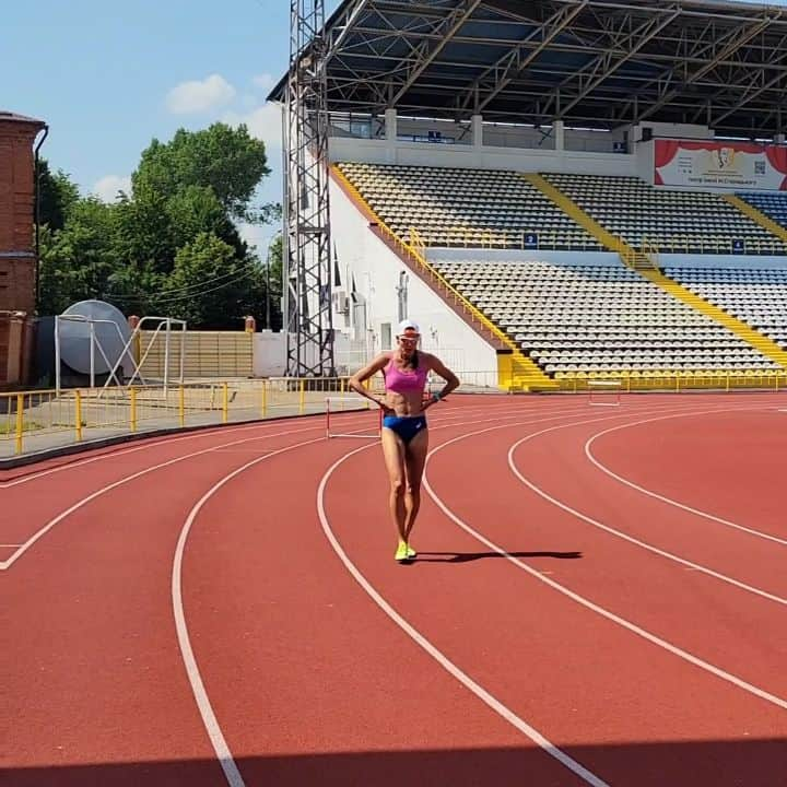 アリーナ・ログビネンコのインスタグラム：「Погодка готує нас до Токіо🌞🌡😎  #roadtotokyo #trackandfield」