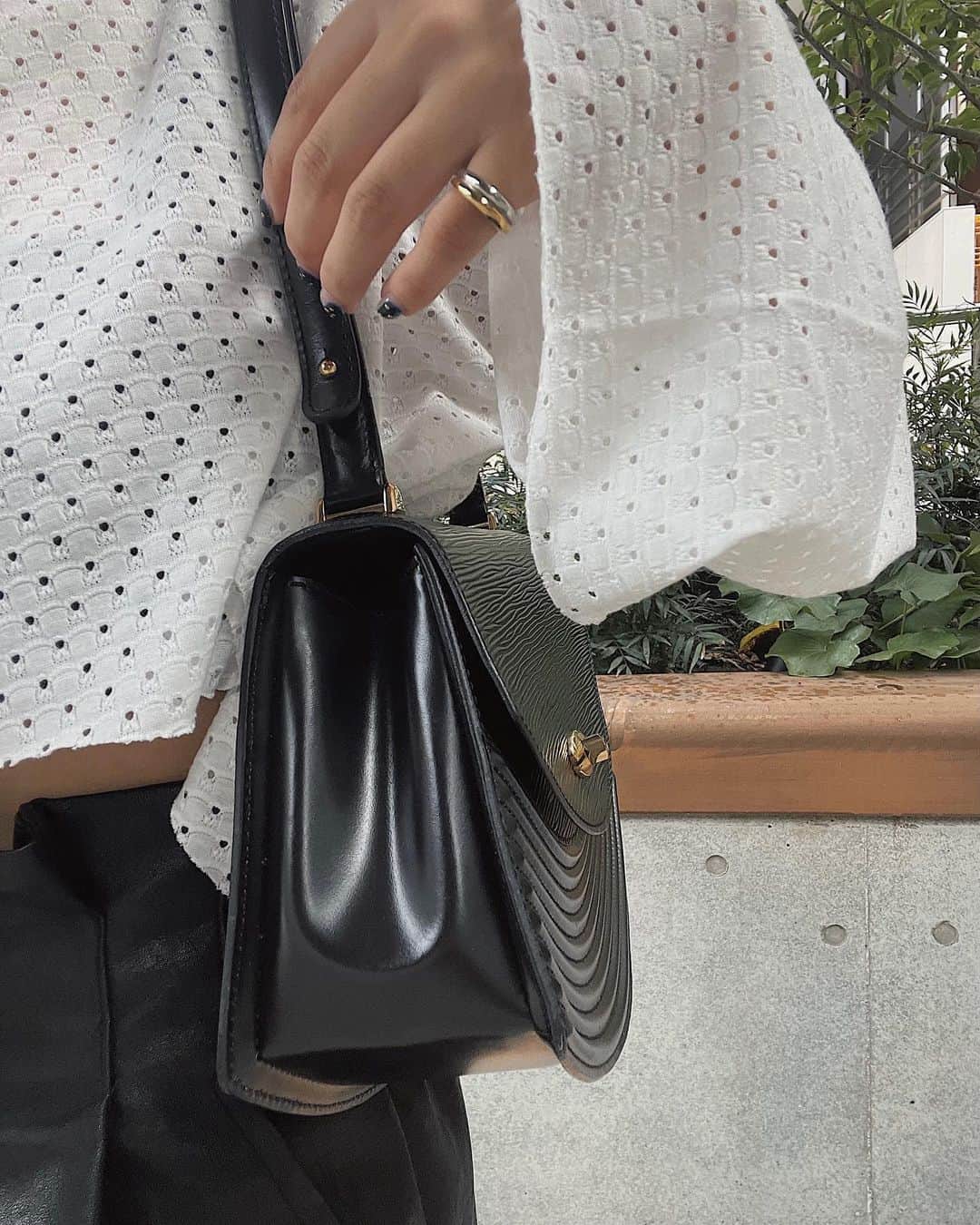 Julia Castroさんのインスタグラム写真 - (Julia CastroInstagram)「My favorite🧳🖤  ここ最近一番愛用してるバッグは2年前にビンテージショップで購入したこのバッグ♡ オールブラックでシンプルだから色んなスタイルに合わせやすいのと、横から見た時のとぅるんとした形がお気に入り😊 これからも沢山お世話になります🖤 . #louisvuitton  #vintage  #myfavorite  #vintagebag #julistagram」7月12日 19時00分 - julia.c.0209