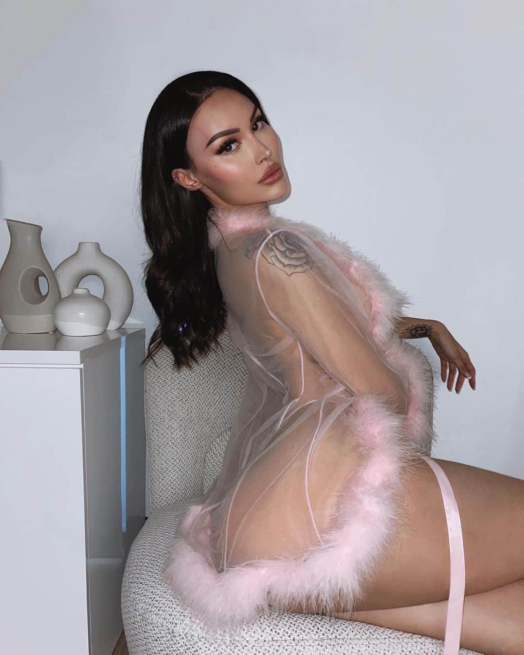 ANNELESE MILTONのインスタグラム：「Put on a @fashionnova robe and remind them who they’re dealing with ❤️‍🔥 #fashionnovapartner」