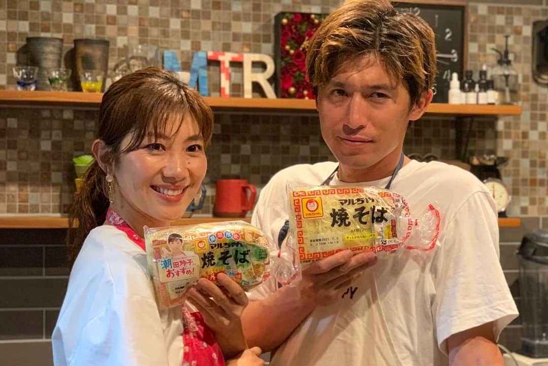 潮田玲子さんのインスタグラム写真 - (潮田玲子Instagram)「増嶋家ちゃんねる。 今回は夫婦対決第４段！ マルちゃん焼そば対決です😂🙆‍♂️ なんとなんとなんと！ 昨年のえび潮味に続き、 今年はガーリック潮味🧄が 本日7月12日より発売です！ 期間限定なので今しか買えませんよー！ 冷蔵庫の残り野菜たっぷりいれてガッツリ食べてもらいたい！ 是非見つけた方は食べてみてくださいね🥰  #まるちゃん焼きそば #ガーリック潮味 #期間限定 #増嶋家ちゃんねる」7月12日 19時13分 - reikoshiota_official