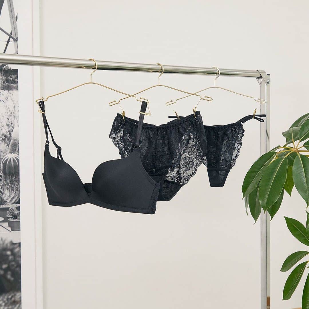 カレンさんのインスタグラム写真 - (カレンInstagram)「MOOD😈💟🔮 ヘルシーに上品に、大人セクシー🖤 @pardon.lingerie  #CYBERJARAN #lingerie」7月12日 19時10分 - cjd_karen