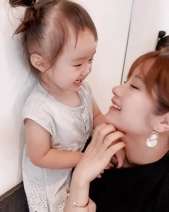 畠中清羅 のインスタグラム：「_  ママが喜ぶからと 何度もしてくる2歳児..  ママは幸せです🤣💕✨  #2歳#女の子ベビー#女の子ママ」
