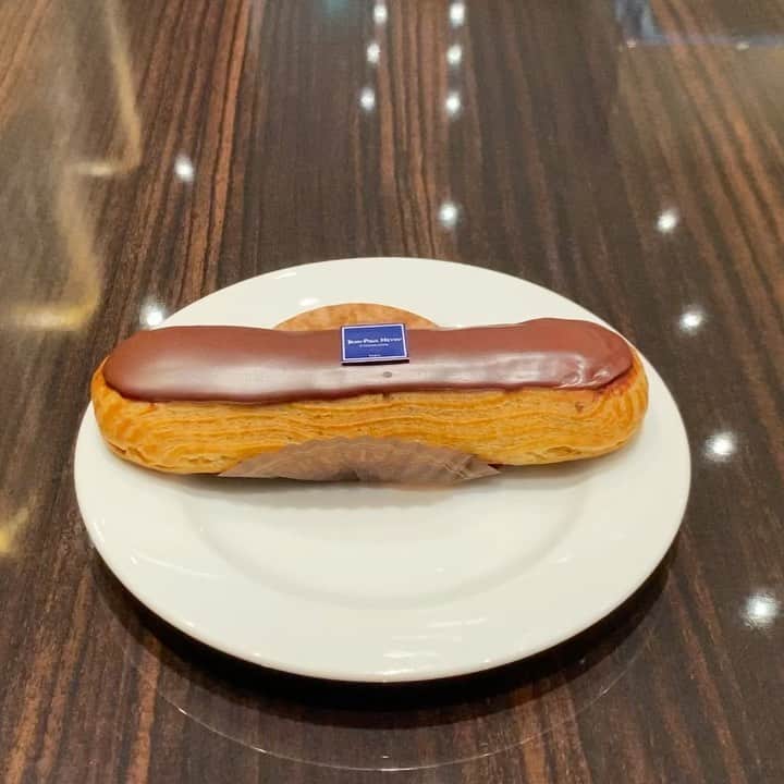 市川歩美のインスタグラム：「ジャン＝ポール・エヴァン「エクレール ショコラ」ですよーーーー おいしそう⁉️⁉️🥰  金土日祝日限定なので、週末に出かけたら、ショーケースをチェックしてください🥰  （緊急事態宣言下ですから、みなさん、お出かけ時は充分、お気をつけて）  #チョコレート #チョコレート大好き #チョコレート好き #ショコラ #チョコレート好きと繋がりたい #チョコレートケーキ #chocolate #カカオ #cacao #ilovechocolate  #chocolat #chocolatelovers #エクレア #エクレールショコラ #ジャンポールエヴァン #JeanPaulHévin」
