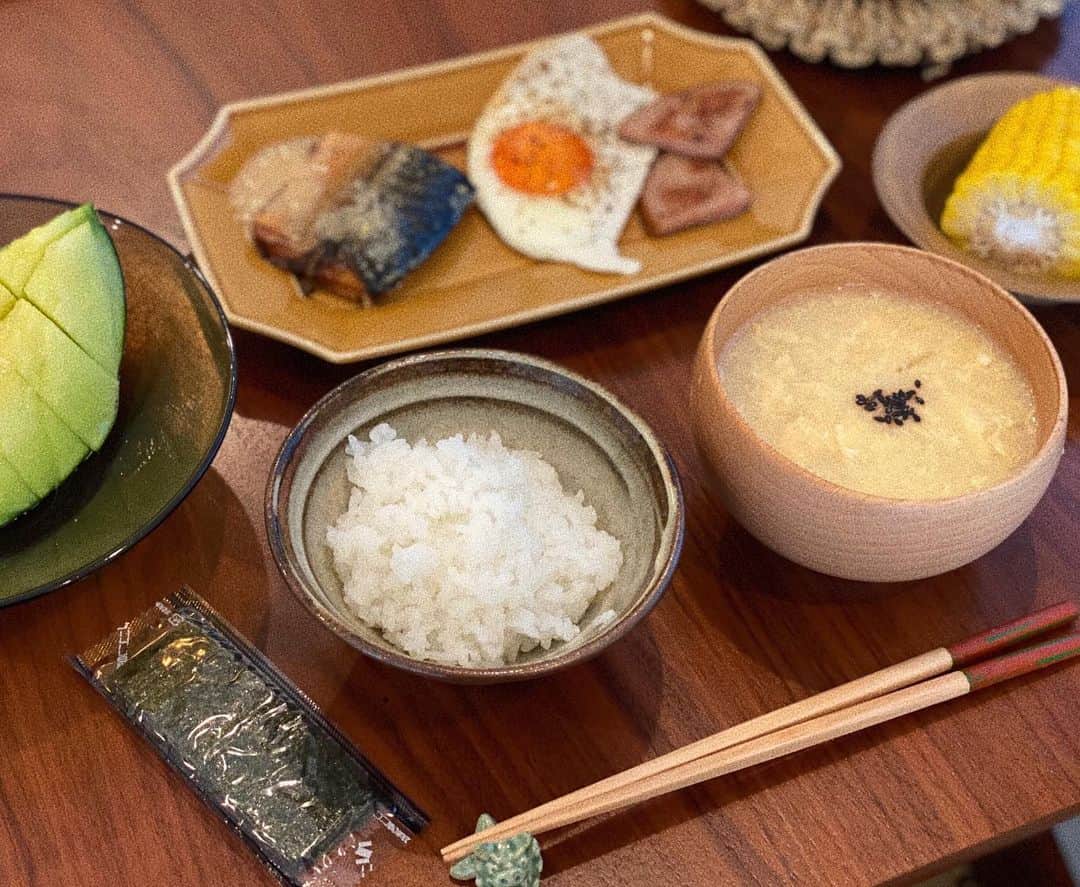 瀬戸サオリのインスタグラム：「朝ごはん🍚🤍 . 夏だね🌽🍈 朝から精米機ゴロゴロ〜🤤  今週末はお家すき焼きの予定🍲  たのしみ🕊 ＿＿＿＿＿＿＿＿＿＿＿＿＿＿ #おうちごはん #朝食 #オーガニック #有機野菜 #saori_cooking」