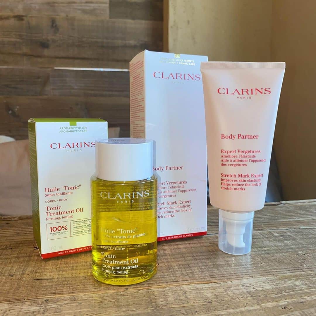 清水英実のインスタグラム：「友達から妊娠線予防にCLARINSのクリームとオイルもらった🕊  ありがとう♡  #clarins #clarinsskincare」