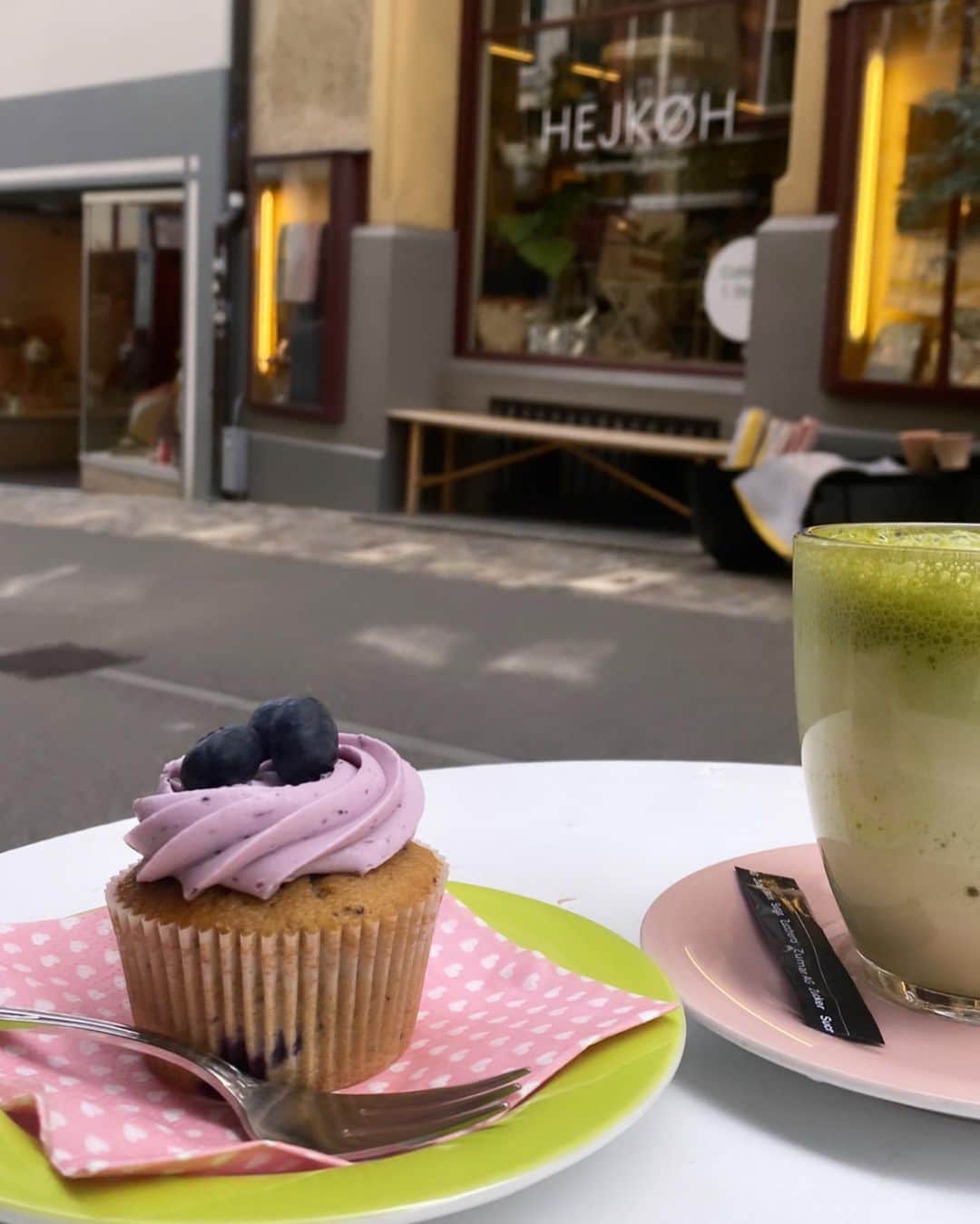 のインスタグラム：「🧁   cute cupcake shop <3  . かわいいカップケーキ屋さん💗」
