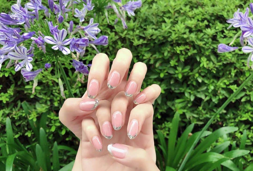 yuu__aaaのインスタグラム：「. . 今月のプチプラネイル💅❤︎ ガラスフレンチにしてもらった❤︎ . キラッキラで シンプルなのにかわいいし このピンク肌馴染みすごく◎👼🏻 . . @mu_senail  . . #プチプラネイル#ガラスフレンチ #ガラスネイル #シンプルネイル#ピンクネイル」
