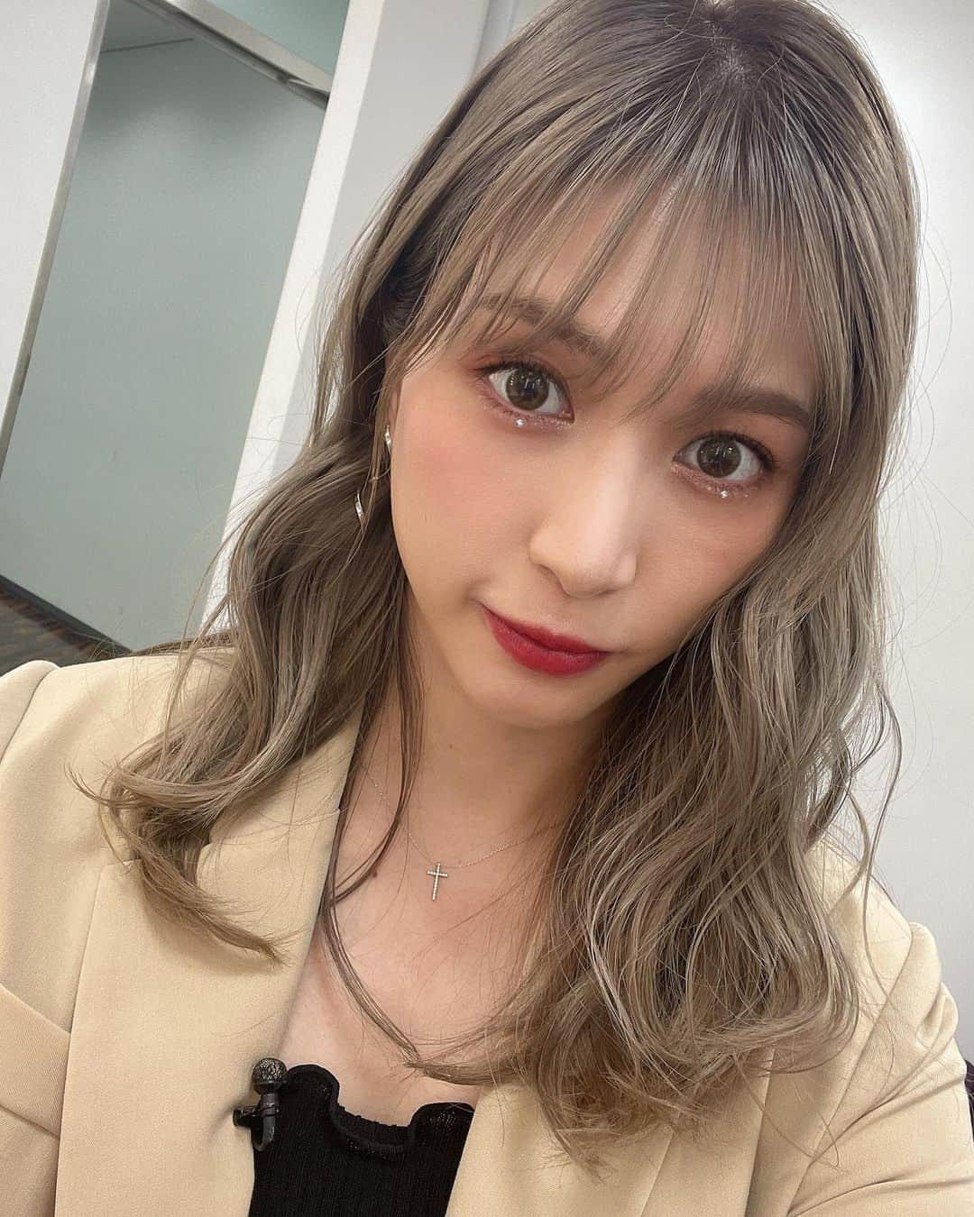 大島麻衣さんのインスタグラム写真 - (大島麻衣Instagram)「New Hair color💇‍♀️ #애쉬베이지 #염색 #헤어스타일 #헤어메이크업 #메이크업 #메이크 #ミルクティーカラー」7月12日 20時14分 - maioshima911