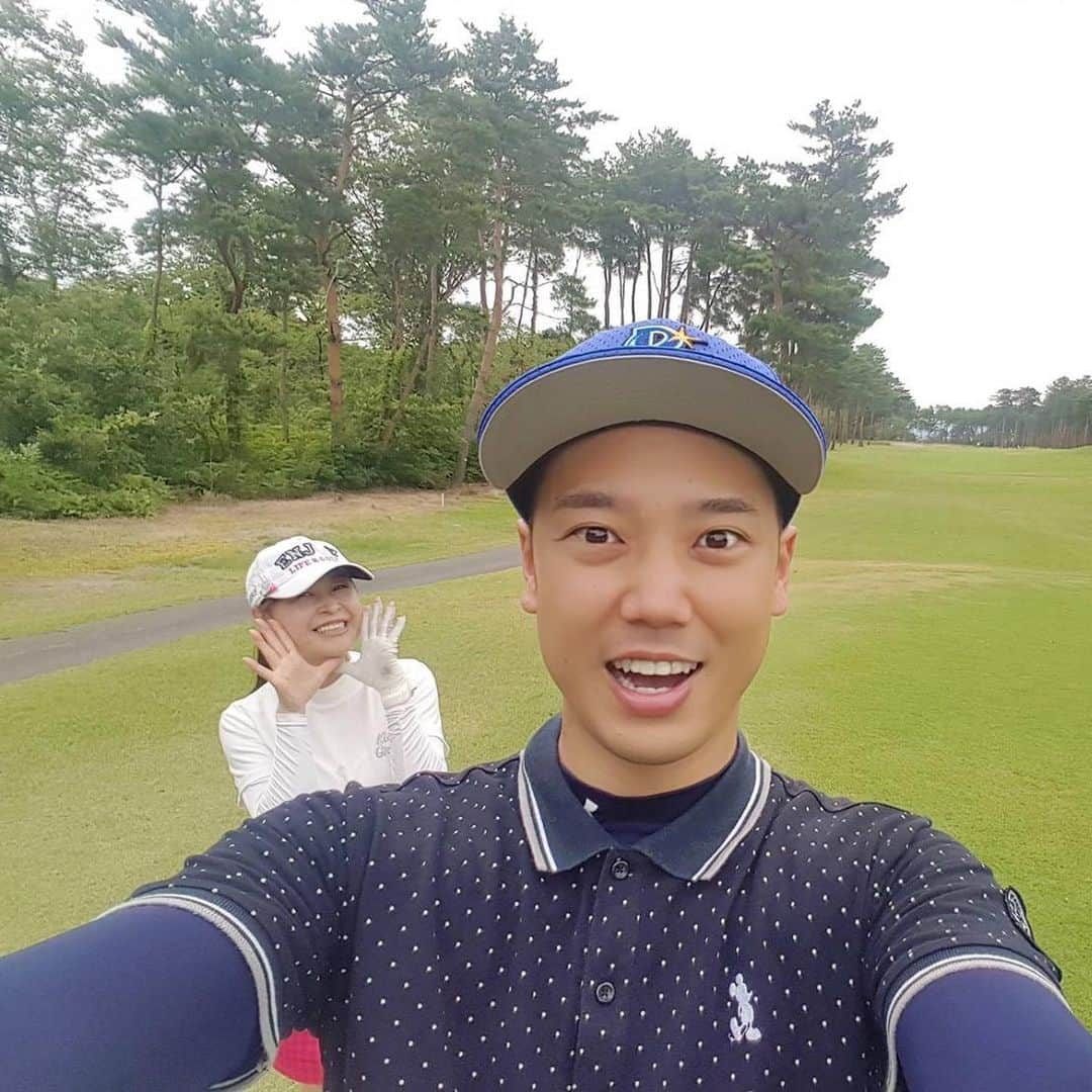 黒崎貴之のインスタグラム：「ㅤㅤㅤㅤㅤㅤㅤㅤㅤㅤㅤㅤㅤ  BSNアナウンサーゴルフ部⛳️ ⁡ ⁡ ⁡ ⁡ 石塚かおりゴルフ部部長と‼️ ⁡ ⁡ ⁡ ⁡ #BSN #新潟 #新潟ゴルフ #ゴルフ #golf #golflife #golstagram #ゴルフ好きと繋がりたい #BSNアナウンサーゴルフ部 #石塚かおり　部長が #覚醒しすぎて #次長への昇進は確実 #ゴルフ楽しい #でも #7番アイアン紛失 #一番使うクラブ無くした #ゴルフ部 #主将 #帽子は #横浜DeNAベイスターズ #黒崎貴之」