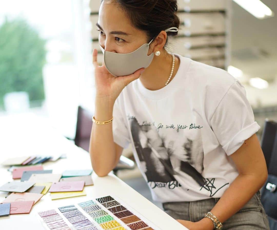 鈴木六夏さんのインスタグラム写真 - (鈴木六夏Instagram)「@larcobaleno_official   皮小物を作らせて頂くのは初めてでした。選びきれないほどの色と形がありましたが、色々使い比べてみて、  主婦として、子育て世代として、仕事をする身として、今の生活に1番ベストだと思う2型、色は自分らしい色「白」その中でも日常使いしやすい素材を選びました。  微妙な色使いのコンビネーションは最後まで悩みましたが、とても美しい色合わせになったと思っています🥰 @larcobaleno_official Webサイトにて、本日20:00より販売開始しております。皆様の毎日のお供になれますように！」7月12日 20時22分 - rikuka.62