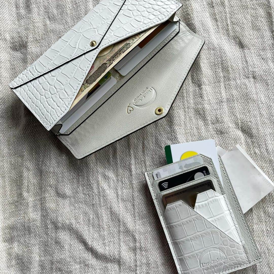 鈴木六夏さんのインスタグラム写真 - (鈴木六夏Instagram)「カバンの中身☺️  色を揃えておくと心地よかったりします。お財布が白になったので色々白っぽくしている最近です。　@larcobaleno_official」7月12日 20時41分 - rikuka.62