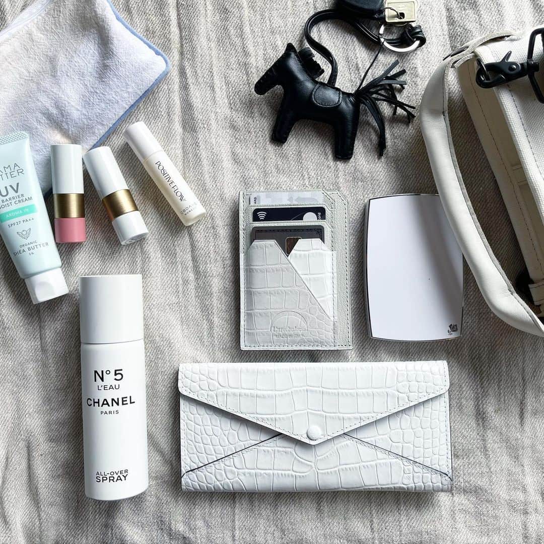 鈴木六夏さんのインスタグラム写真 - (鈴木六夏Instagram)「カバンの中身☺️  色を揃えておくと心地よかったりします。お財布が白になったので色々白っぽくしている最近です。　@larcobaleno_official」7月12日 20時41分 - rikuka.62